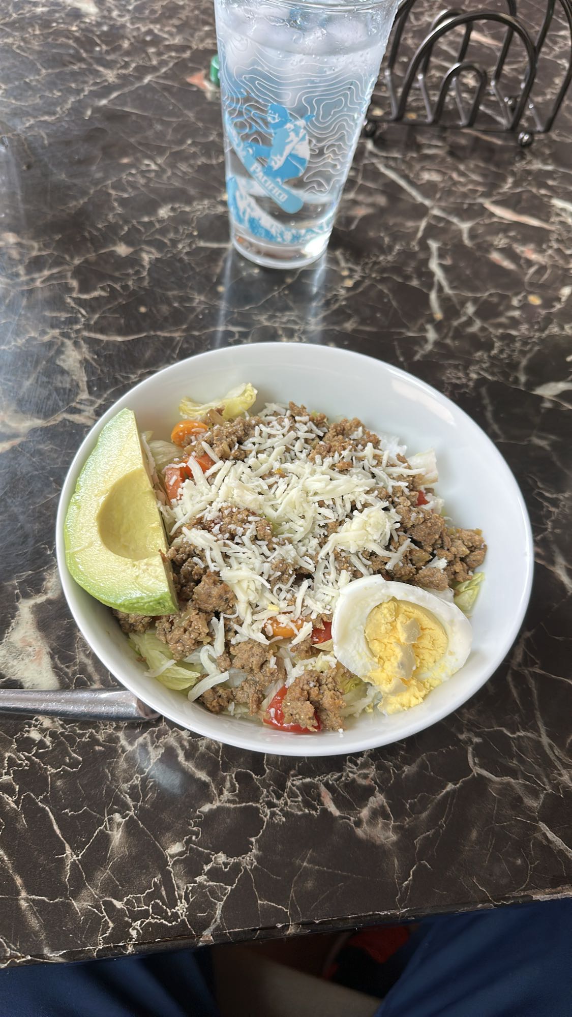 Ensalada con carne y huevo