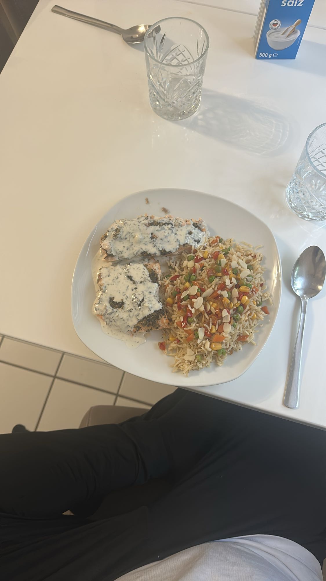 Lachs mit Reis und Gemüse