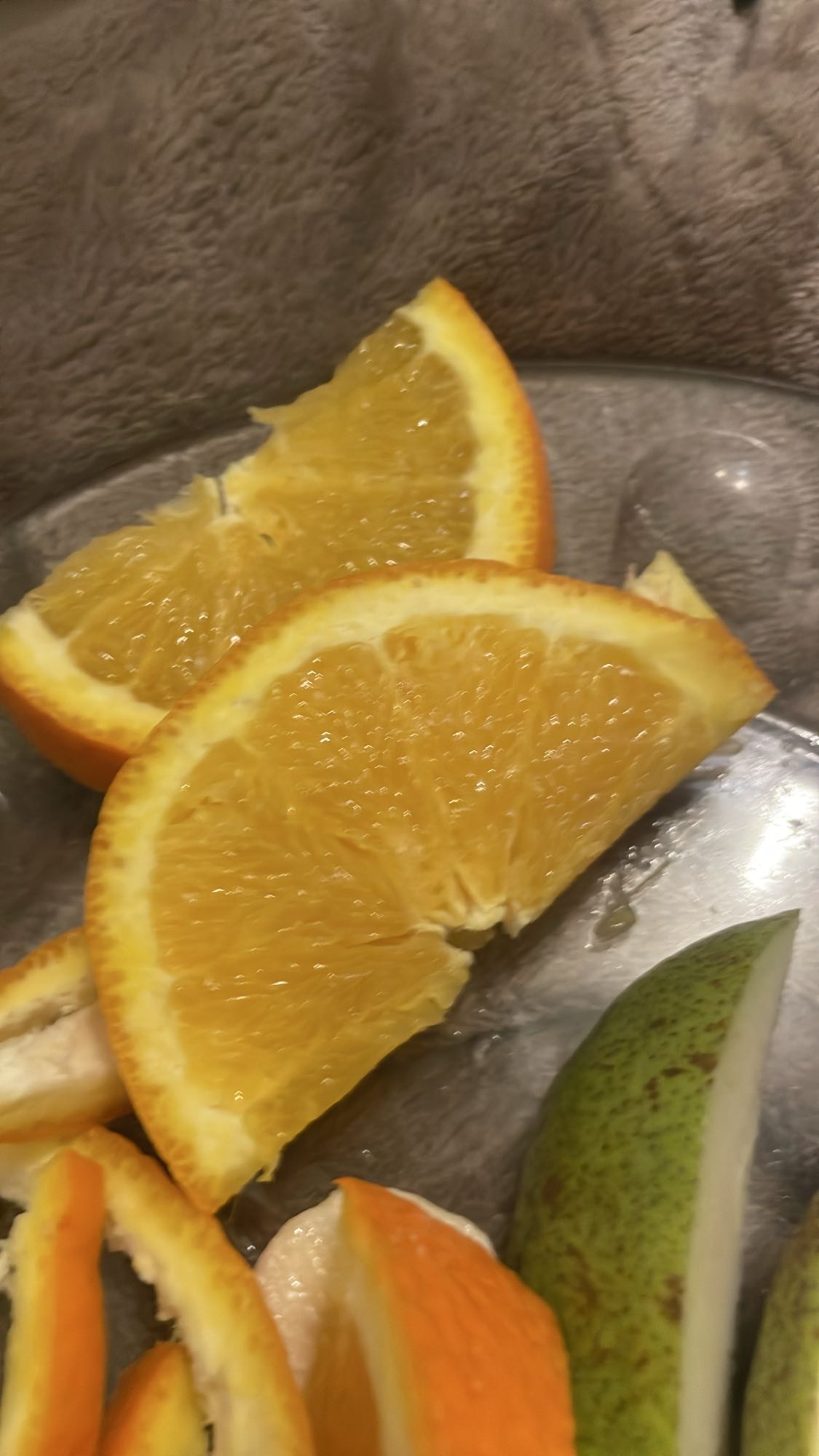 Фрукты на тарелке