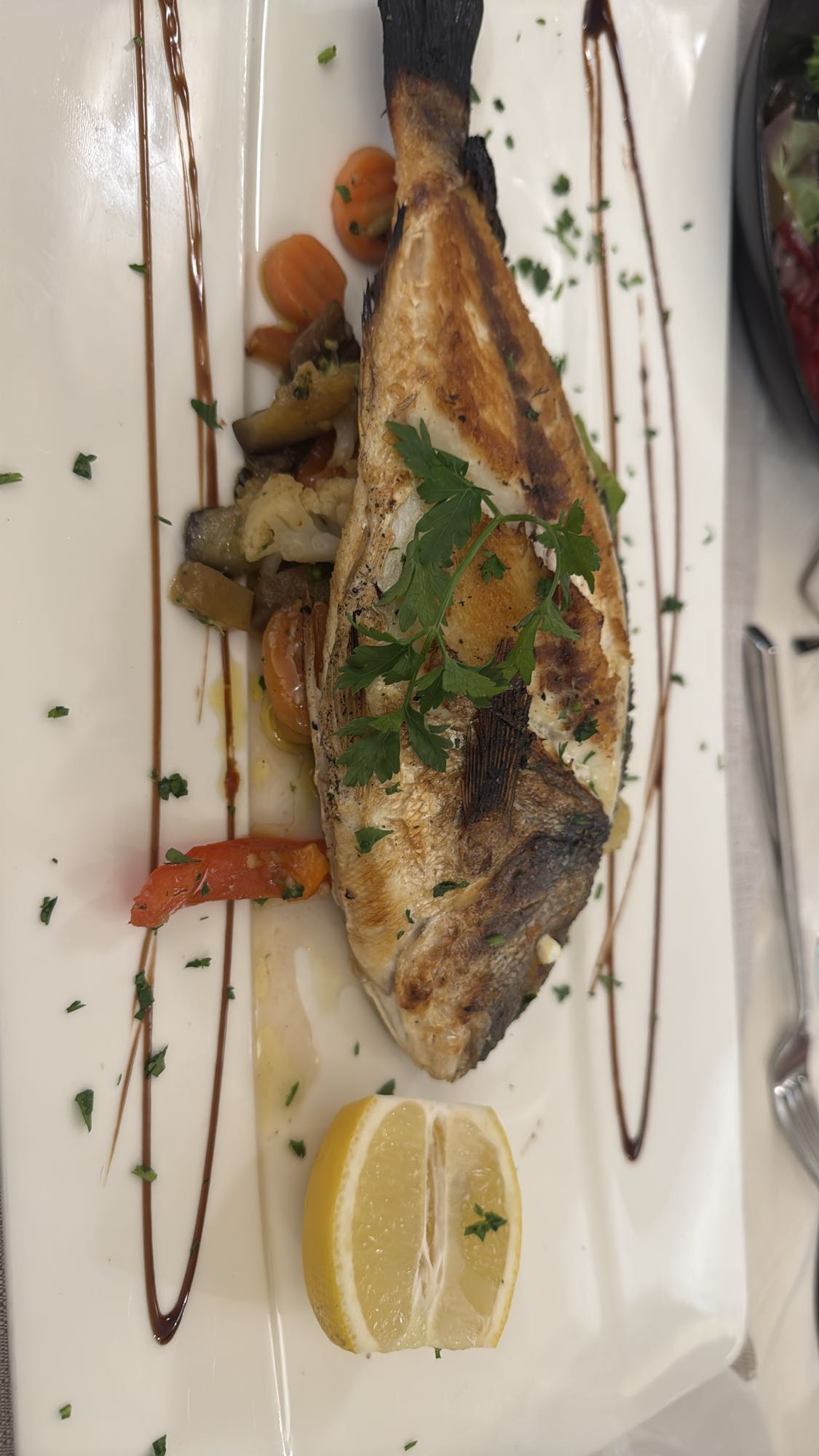 Poisson grillé et légumes