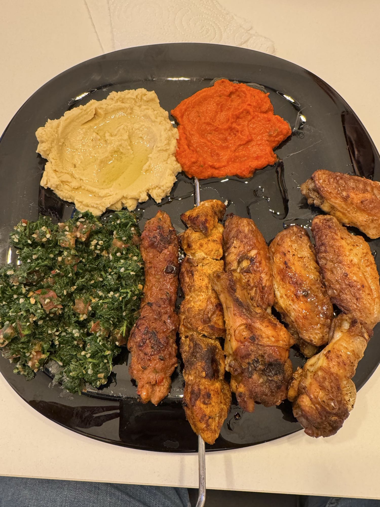 Grillteller mit Hummus und Kafta