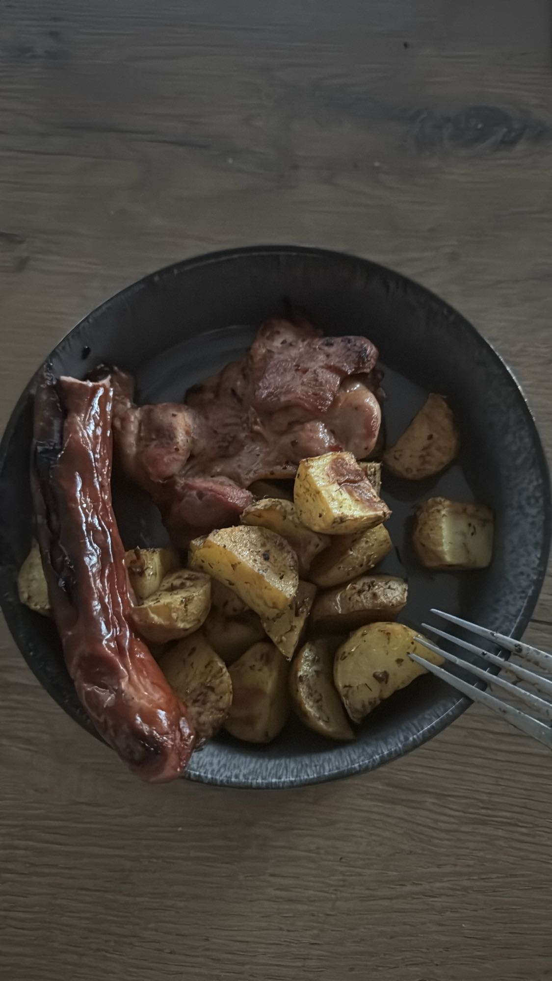 Carne con papas asadas