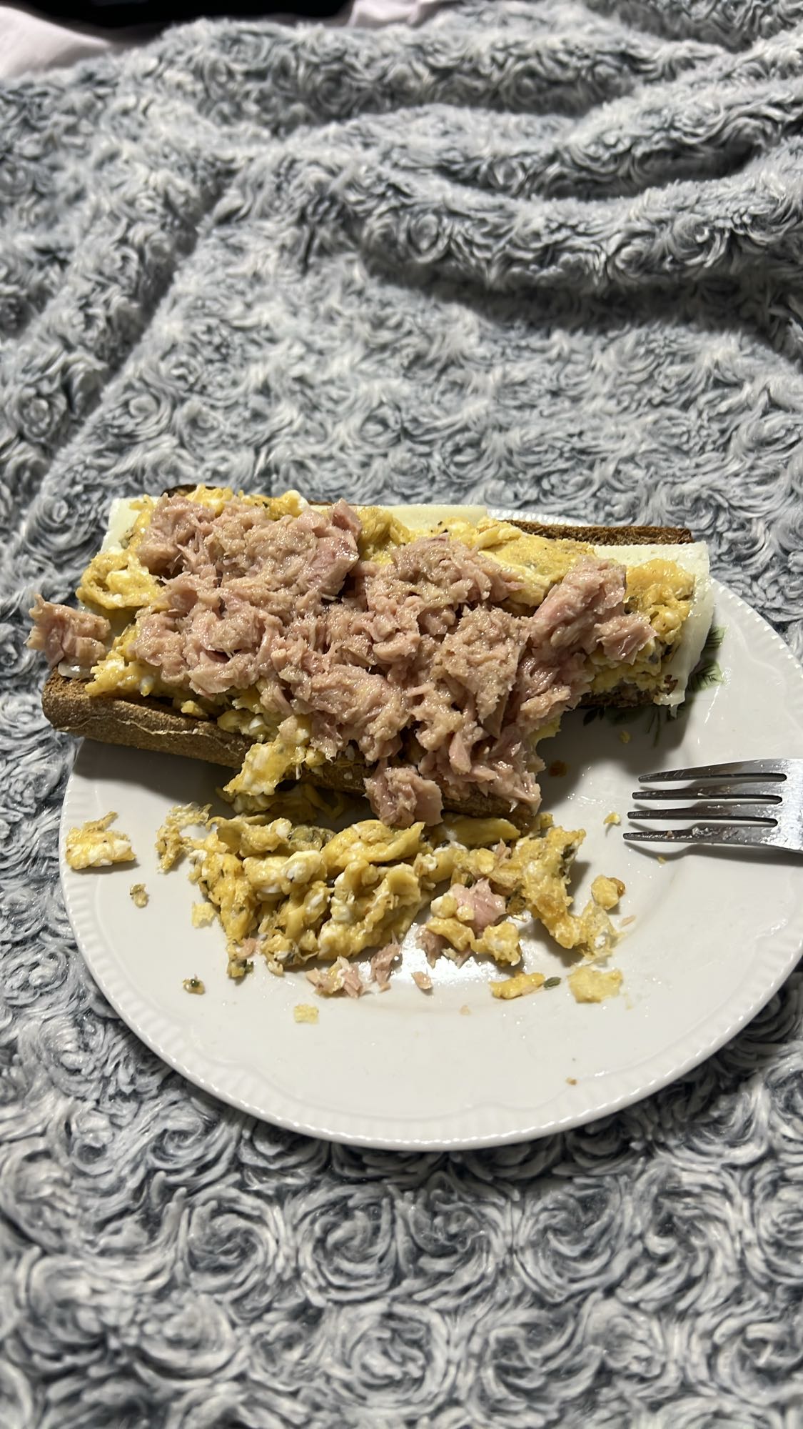 Sándwich de atún y huevo