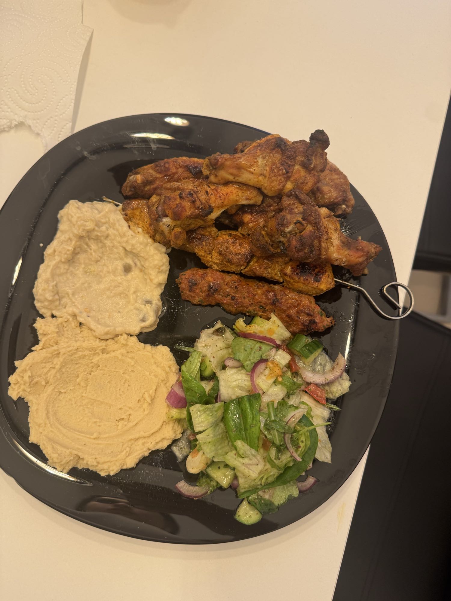 Kafta, Hänchenflügel und Ofenkartoffel Teller mit Humus und Baba Ganusch