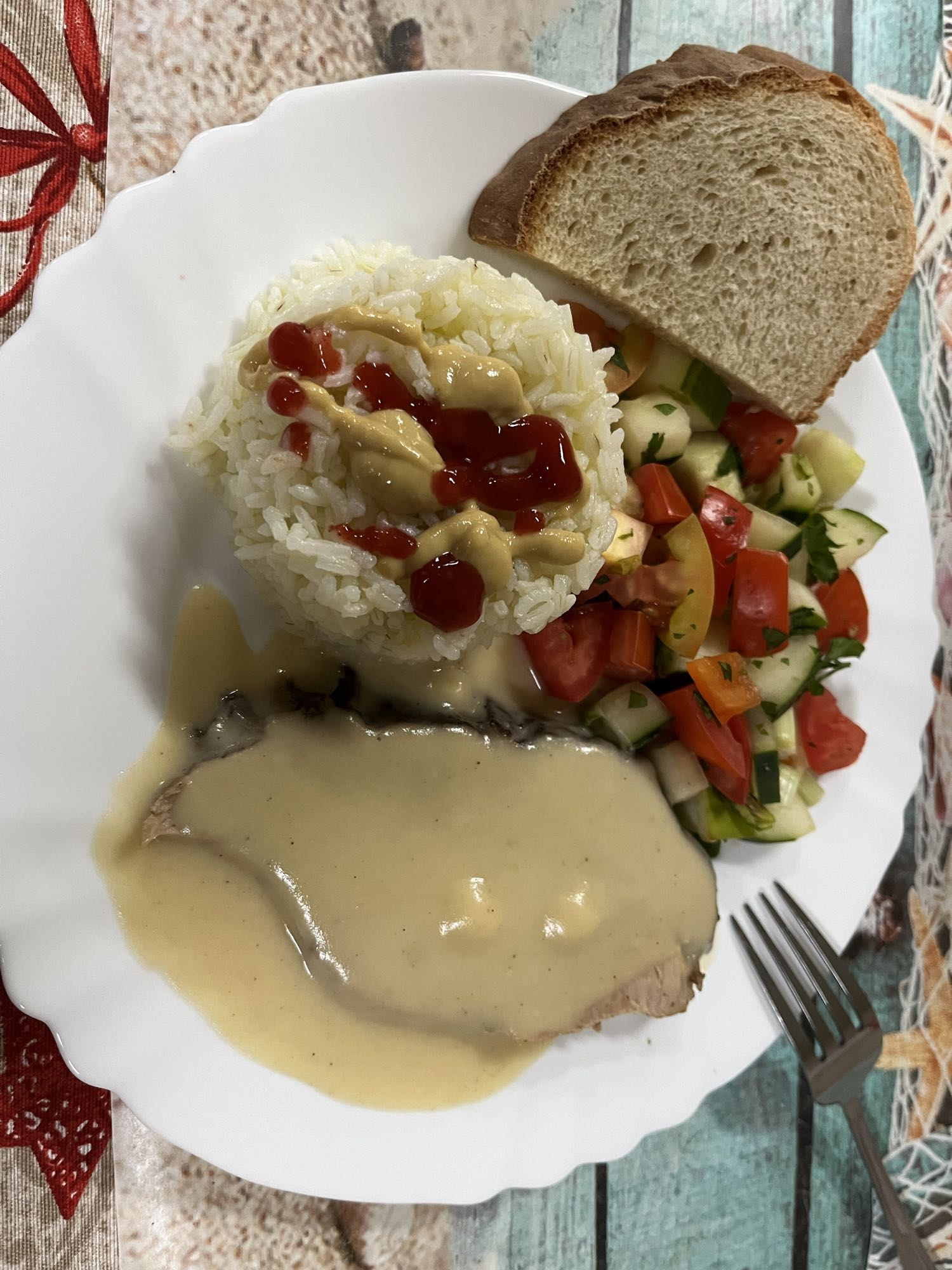 Рис с мясом и салатом