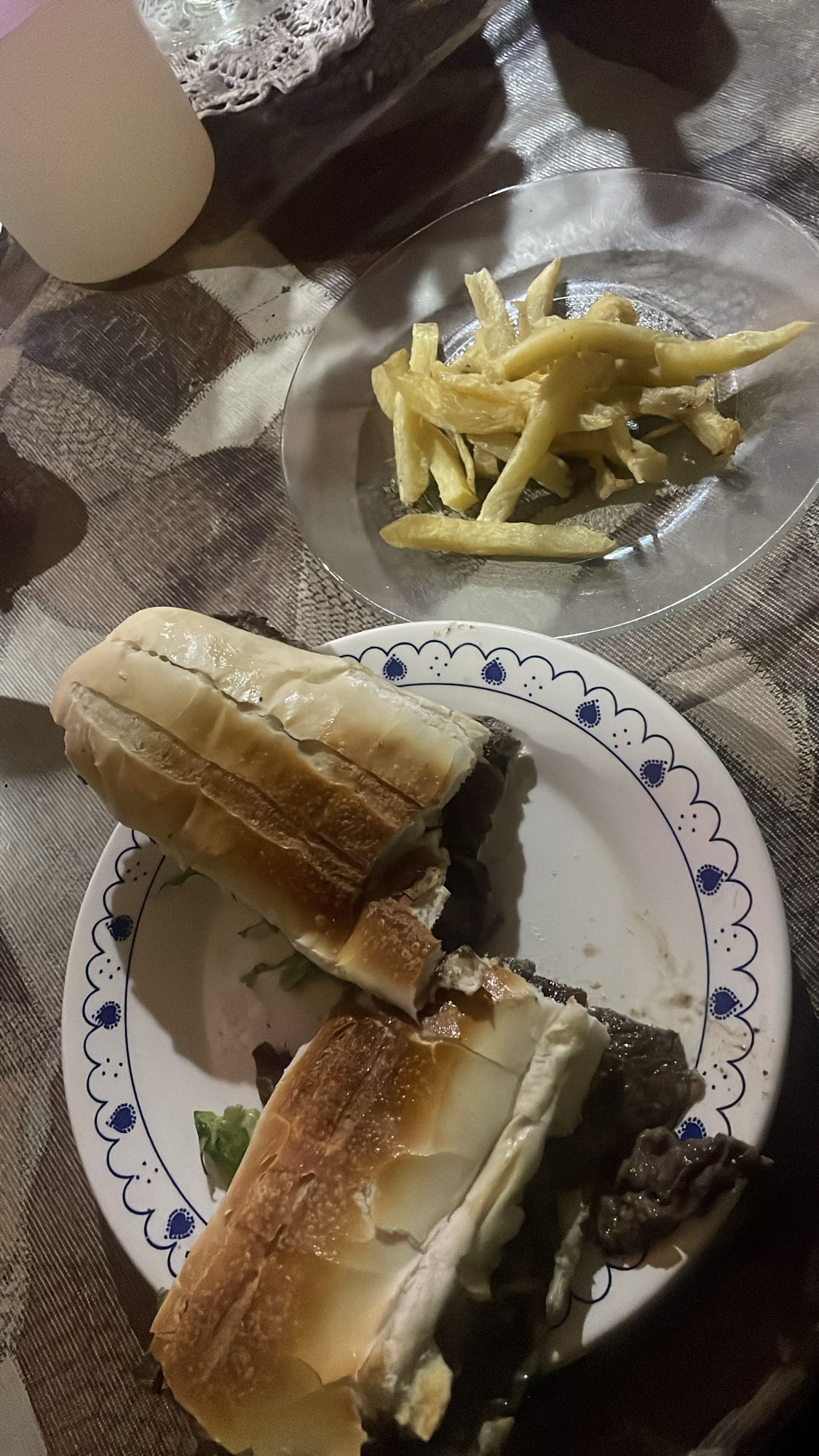 Sándwich con papas fritas