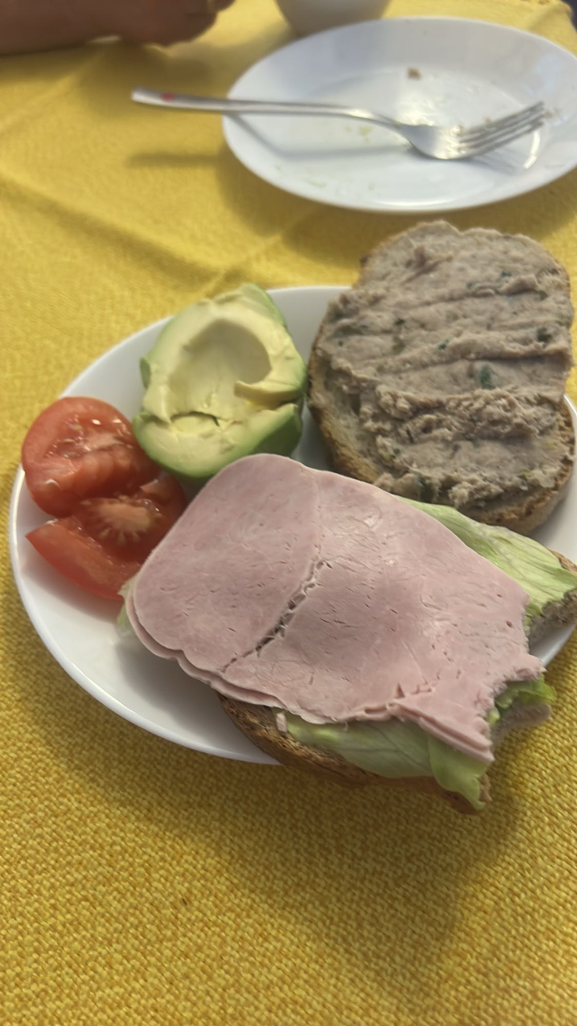 Kanapki z szynką i pastą