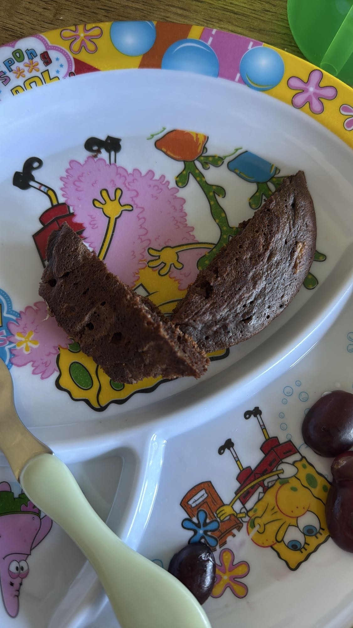 Bolo de chocolate e uvas