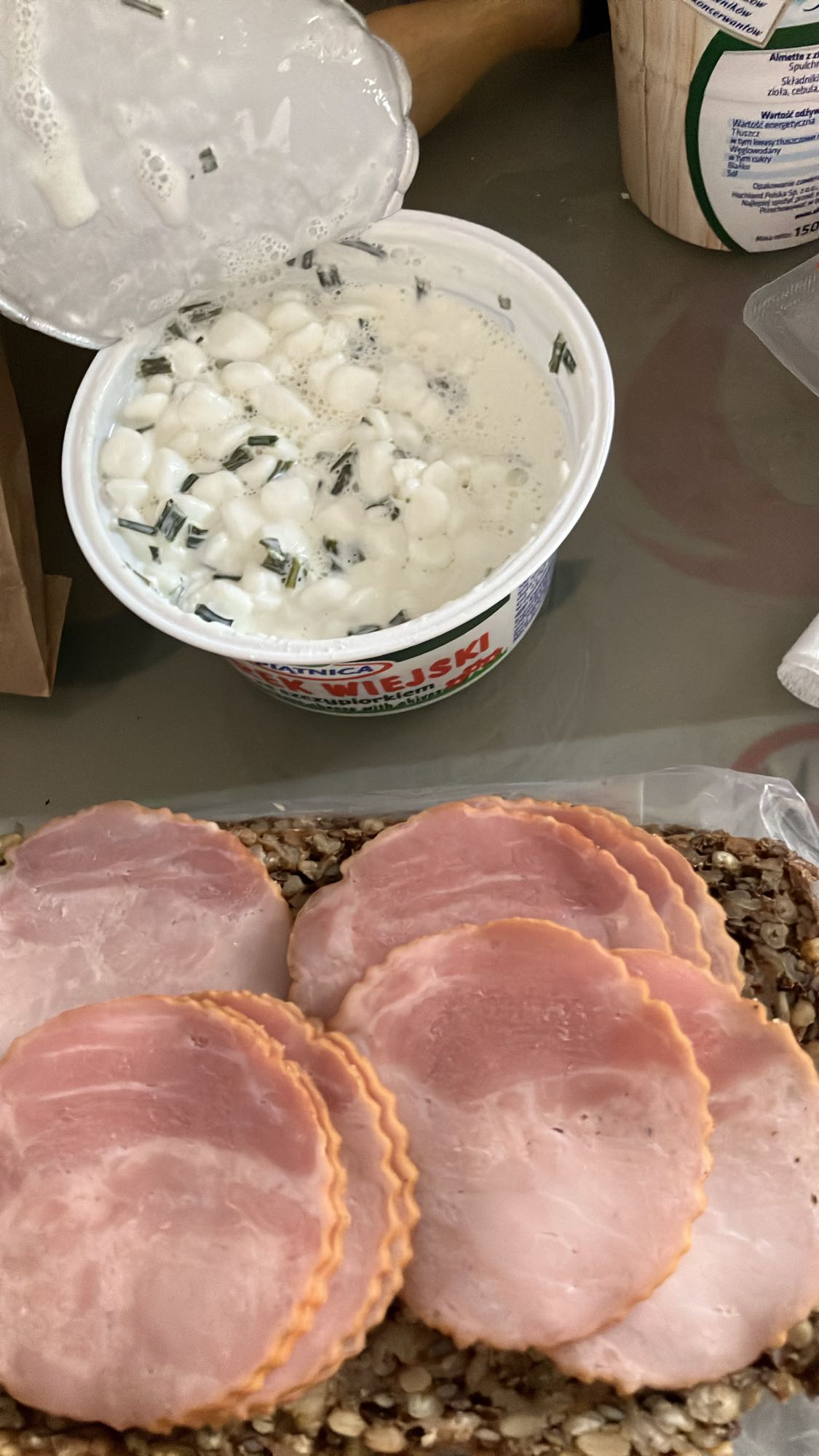 Twaróg z szynką i chlebem