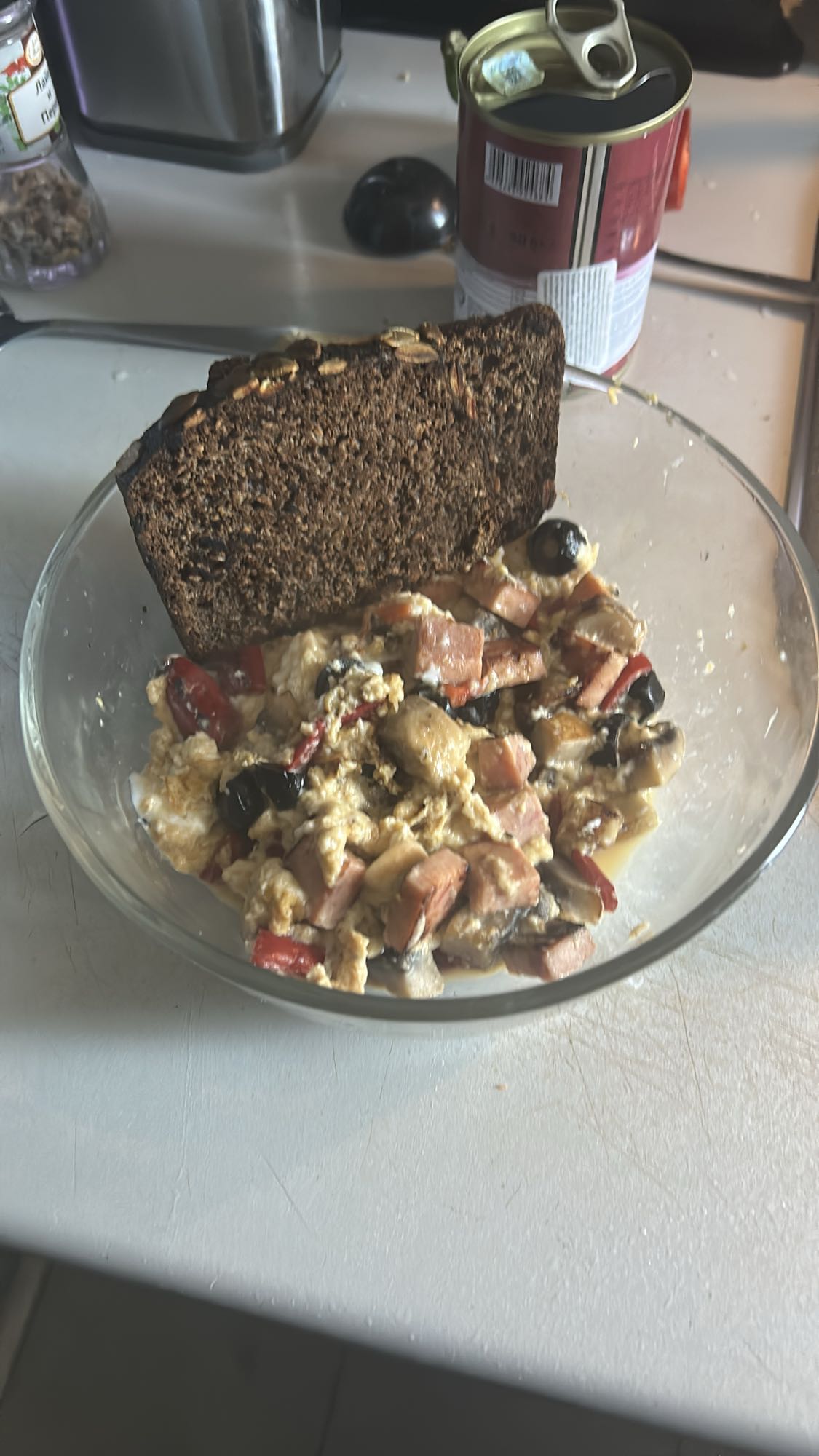 Egg scramble with rye bread