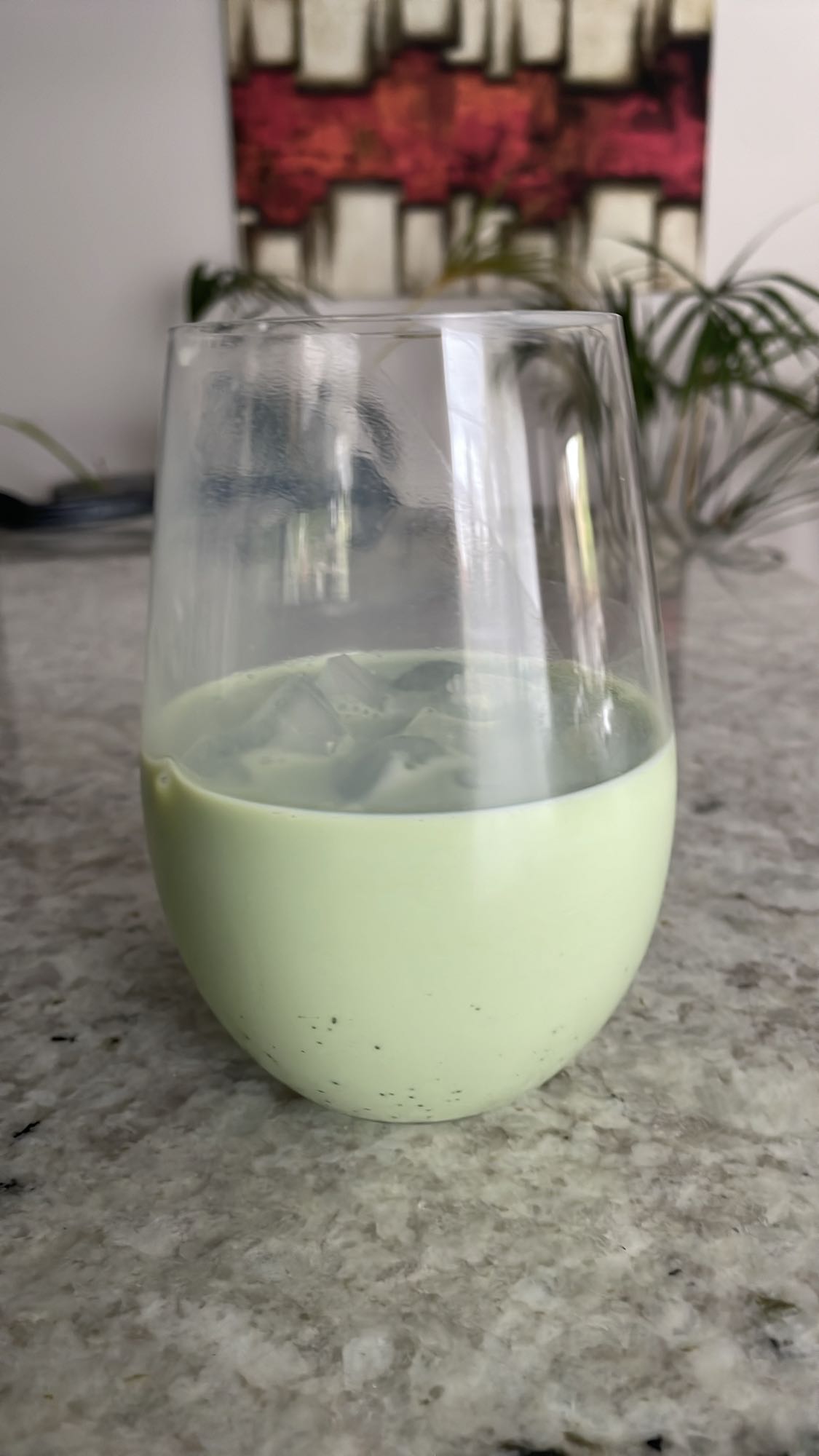 Zimna matcha latte