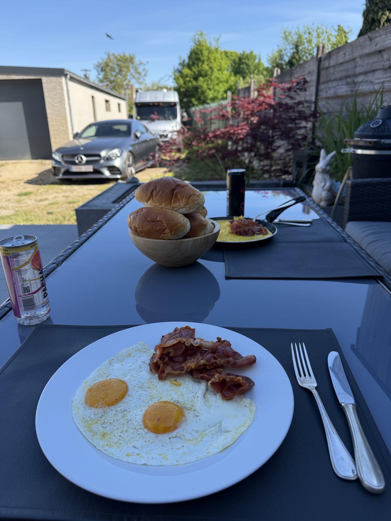 Eieren met spek en broodjes