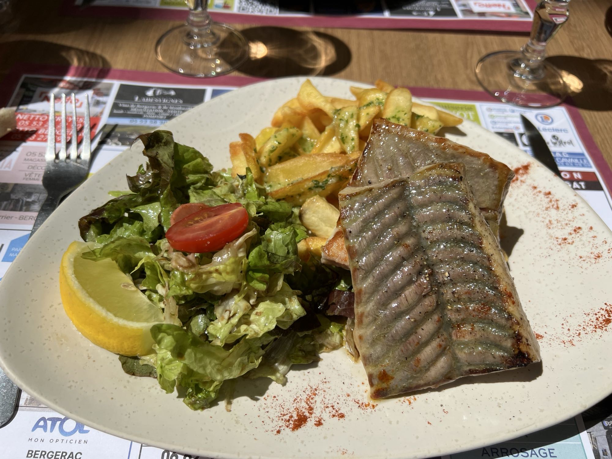 Poisson grillé et frites