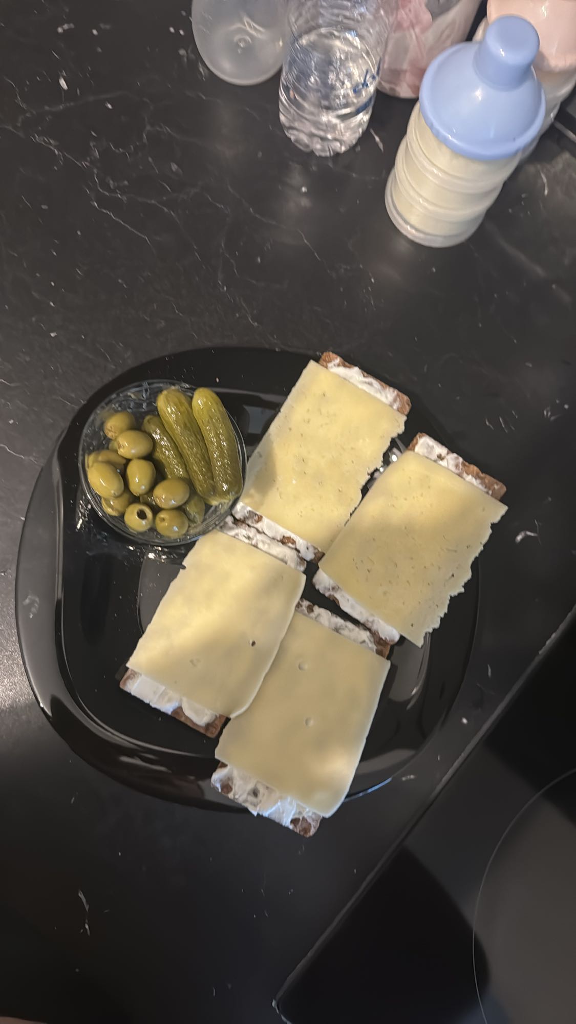 Knäckebrot mit Light-Käse, Kräuterfrischkäse, Oliven und Essiggurken