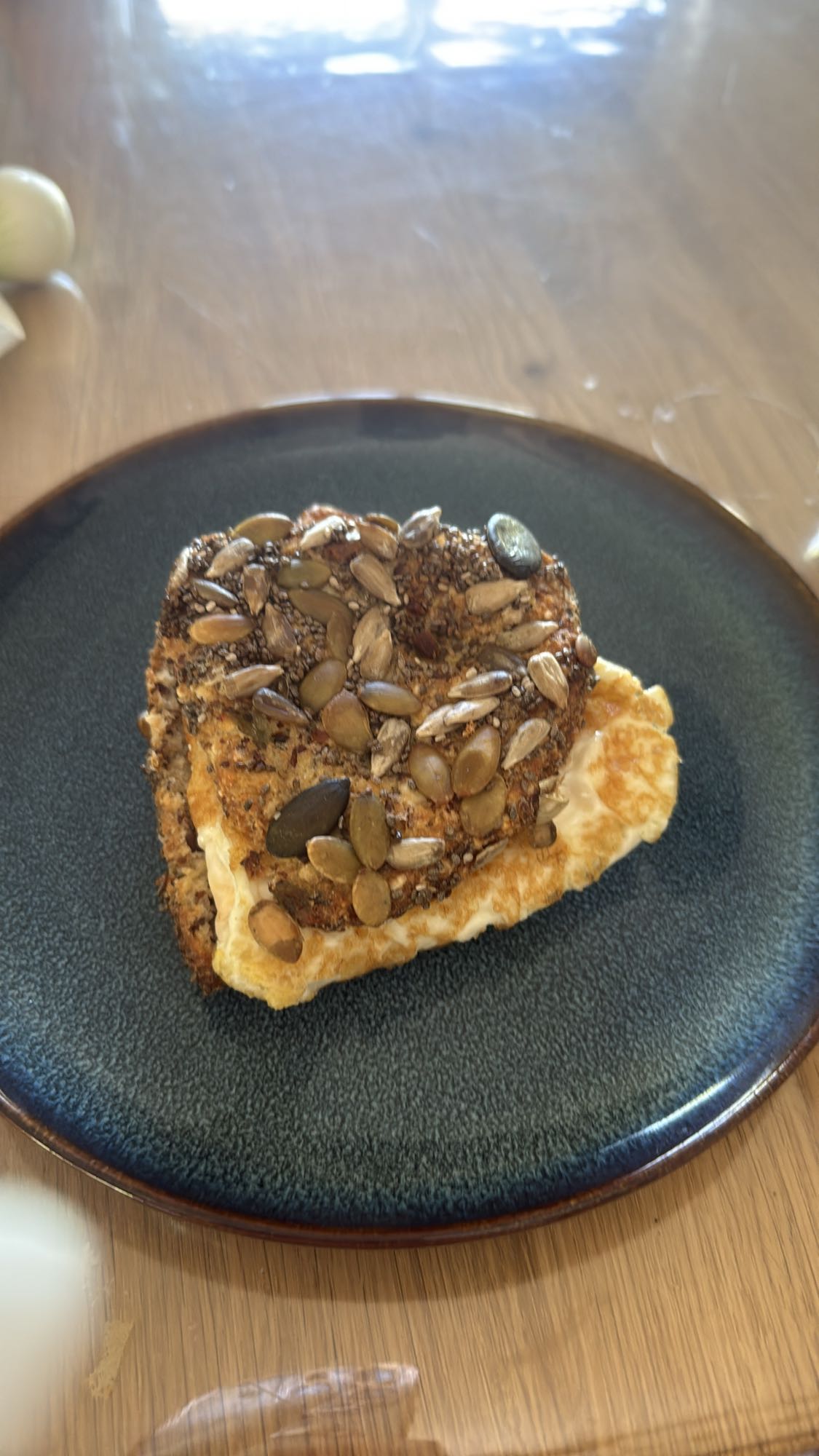 Pan con huevo y semillas