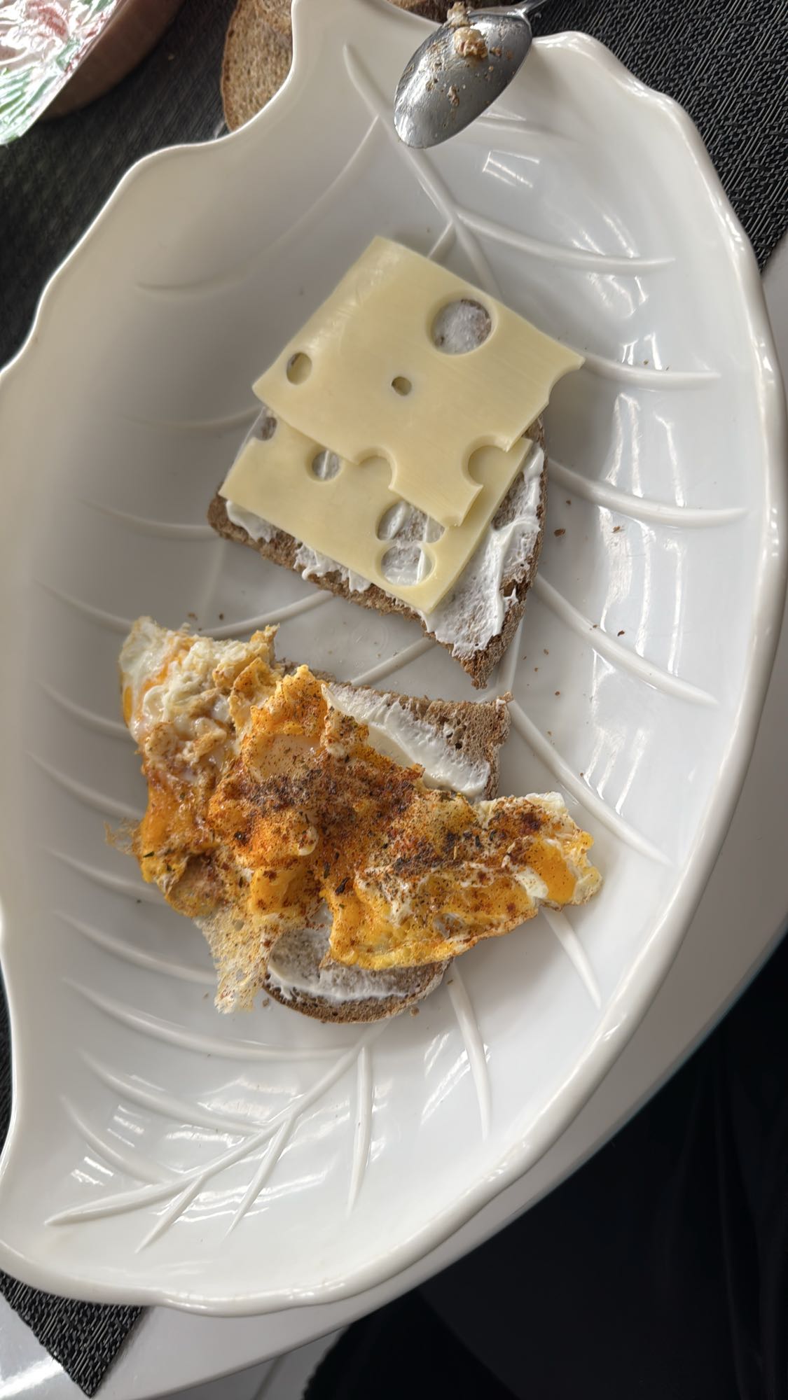 Brot mit Ei und Käse