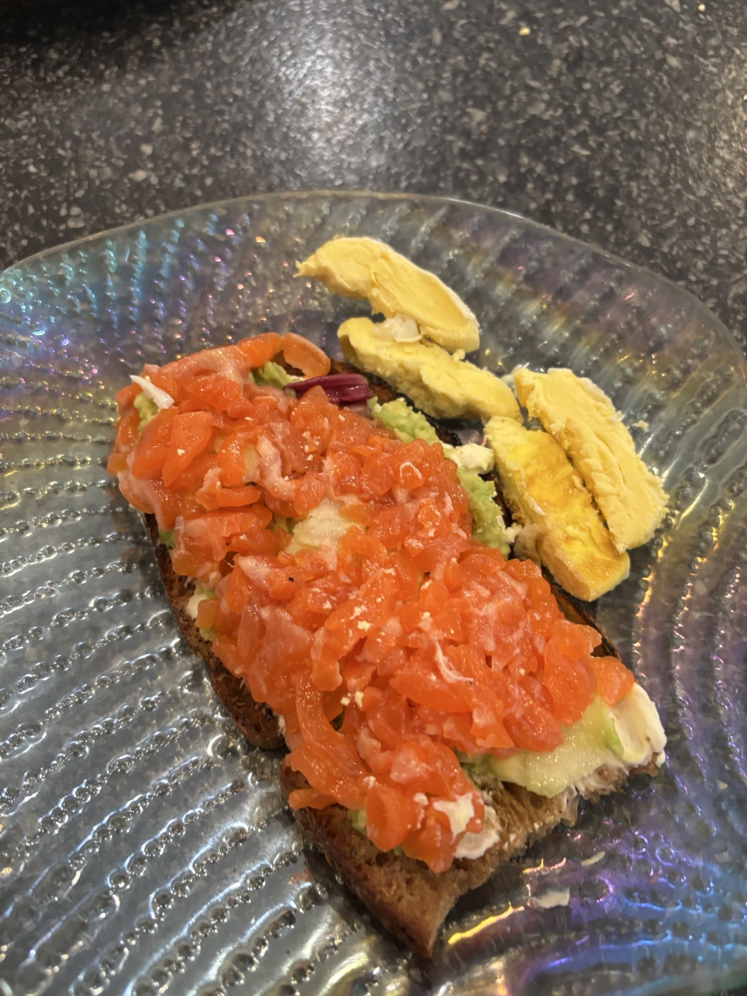 Тост с лососем и яйцом