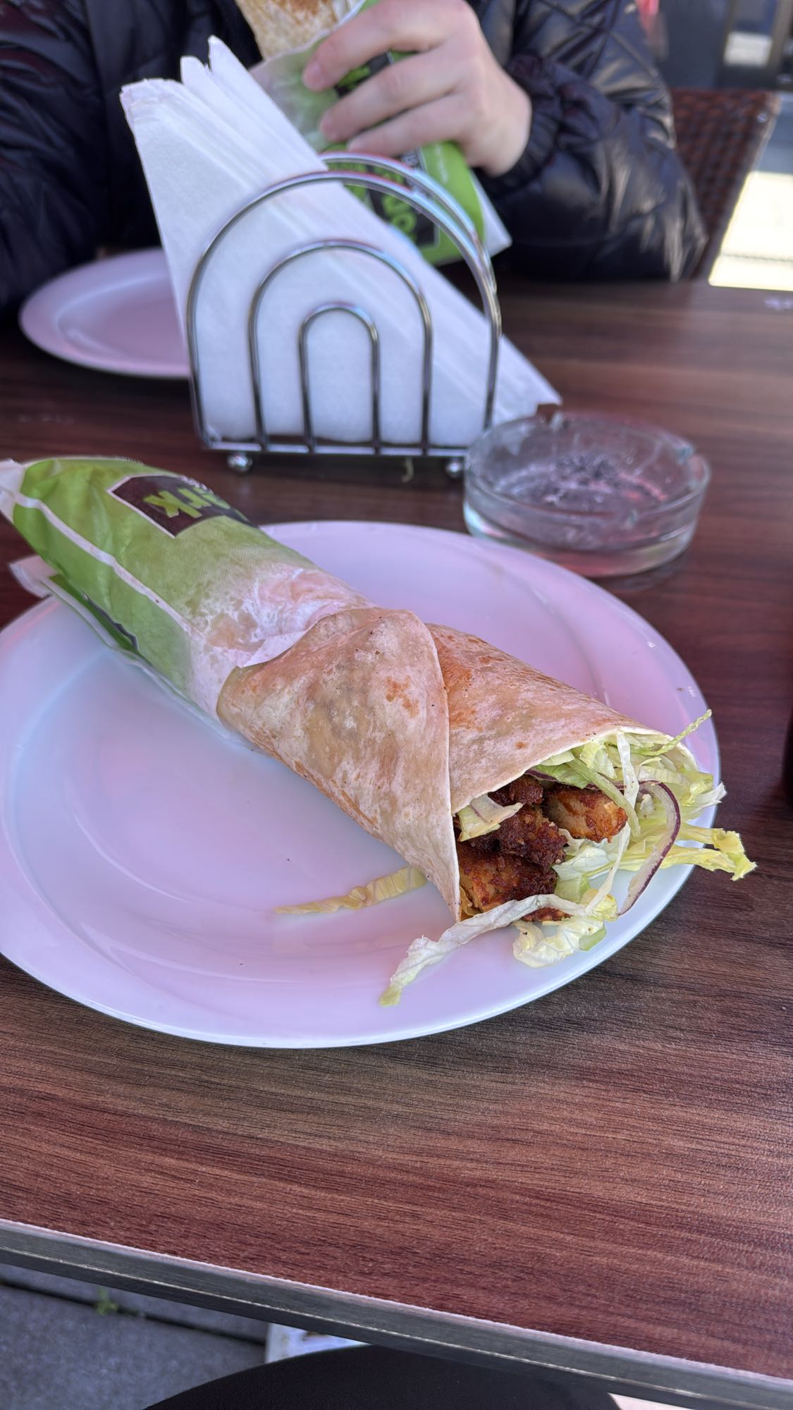 Chicken Salat mit Tomaten, Käse und Soße