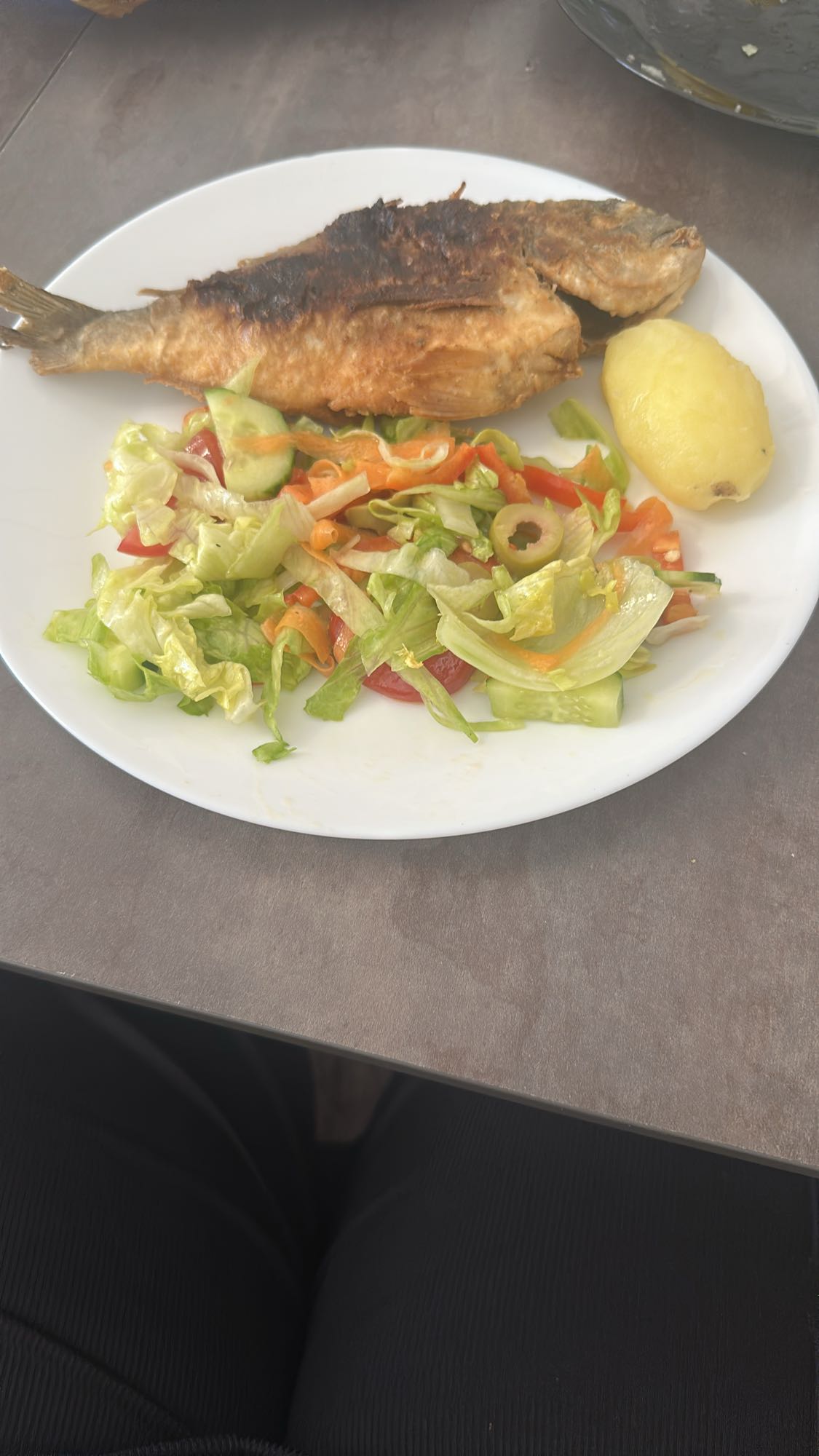 Izgara balık ve salata tabağı