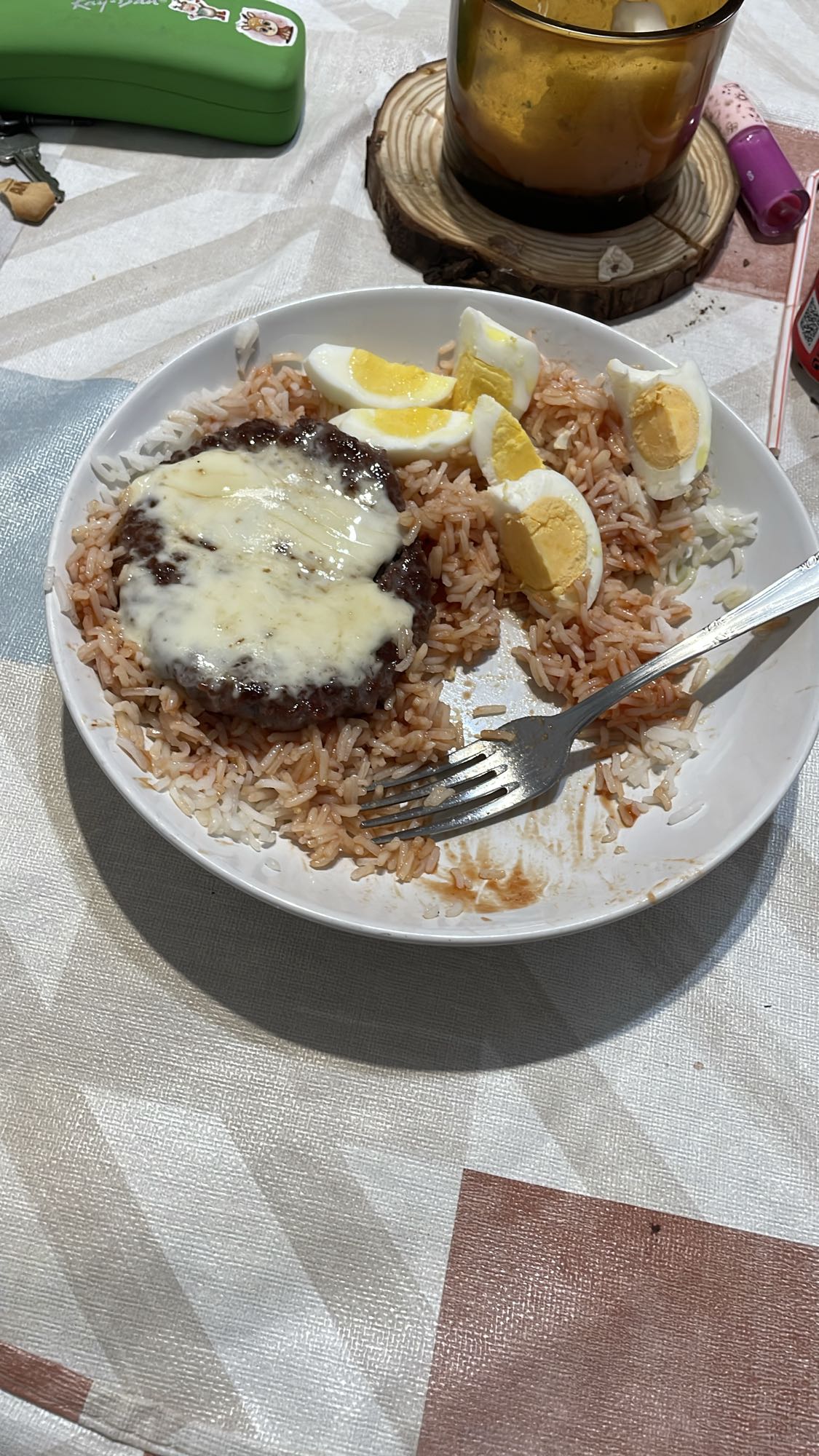 Arroz con hamburguesa y huevo