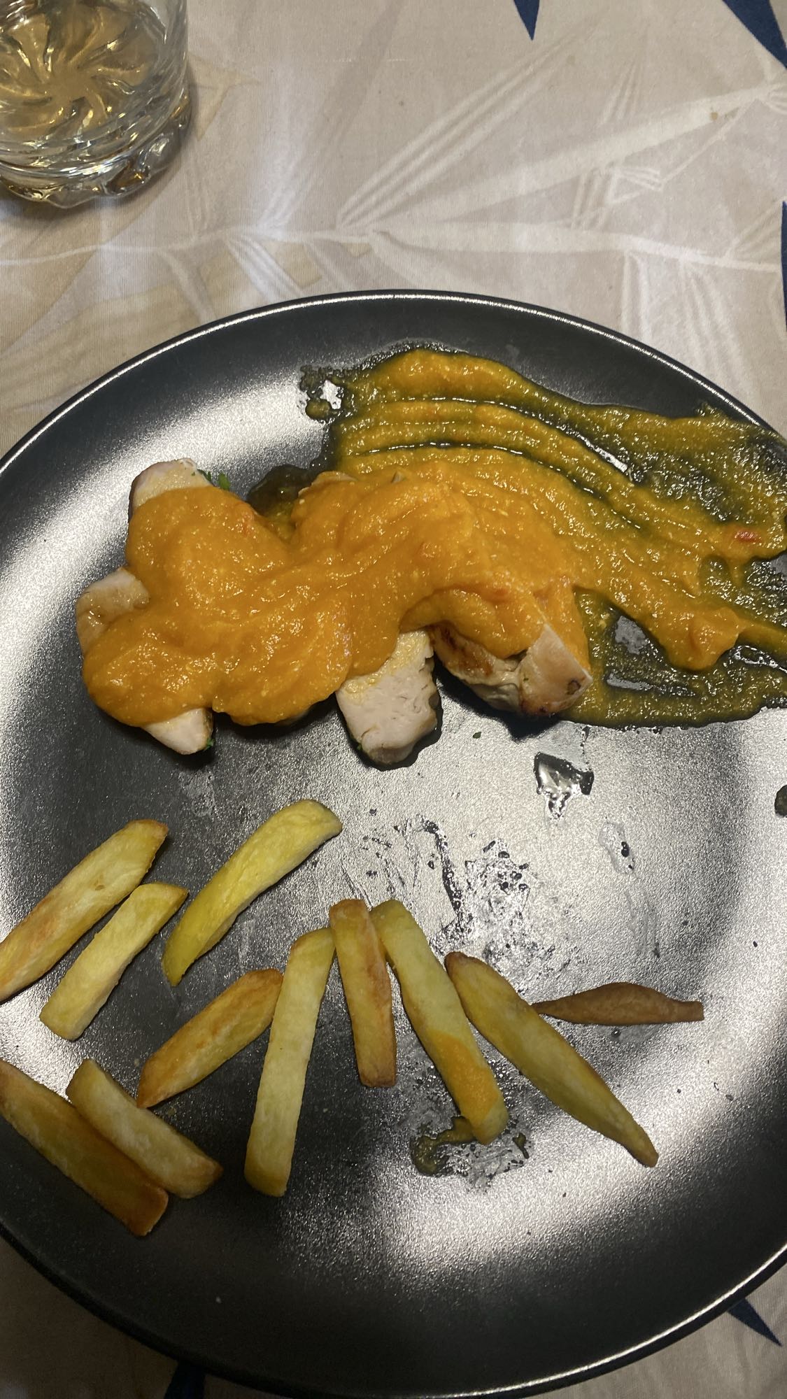 Pollo con salsa y papas