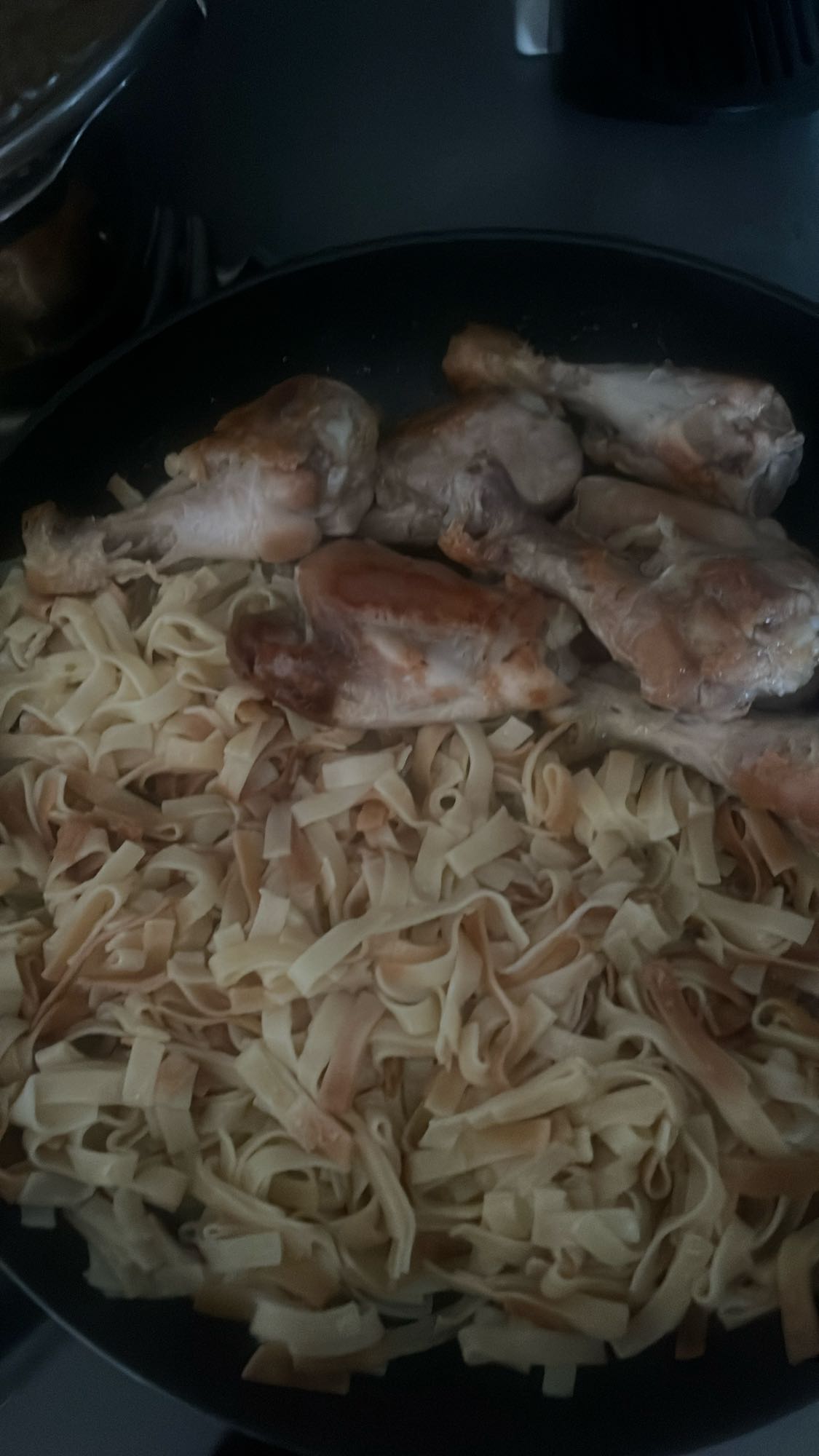 Pâtes et pilons de poulet