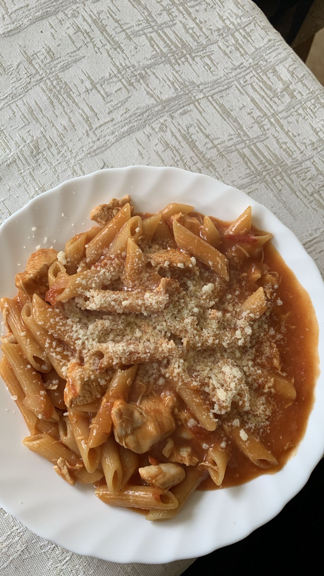 Makaron z kurczakiem i sosem