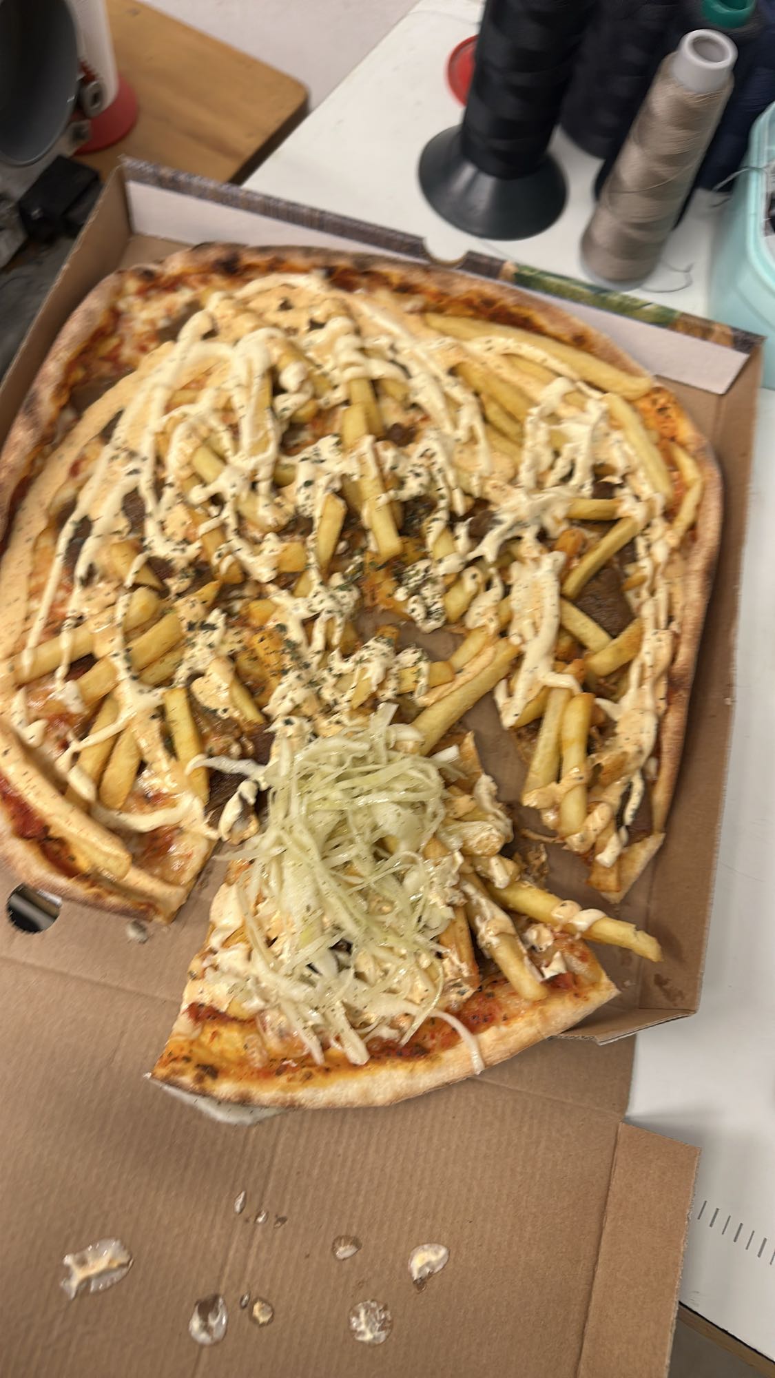 Kebabpizza med pommes