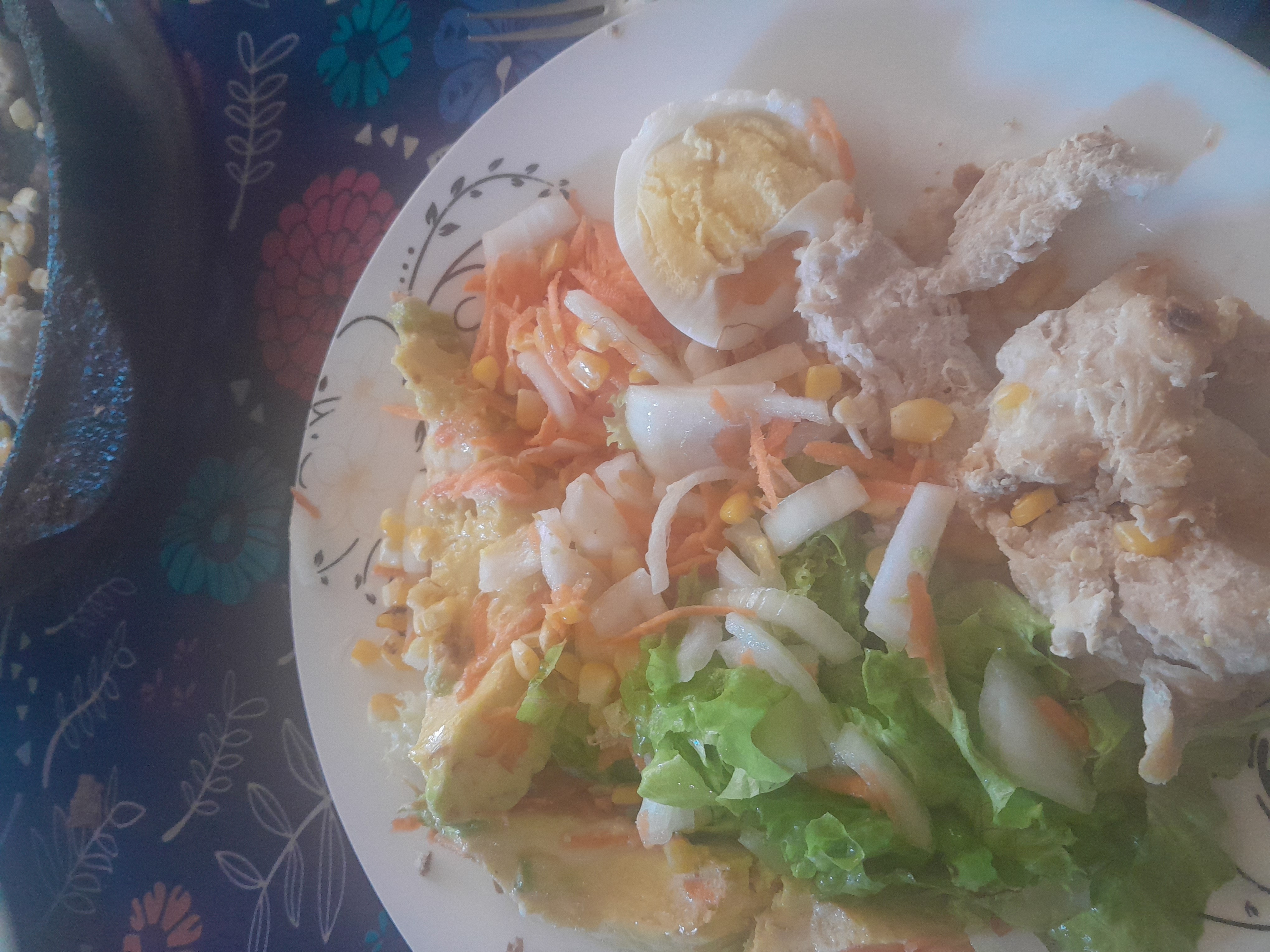 Ensalada con pollo y huevo