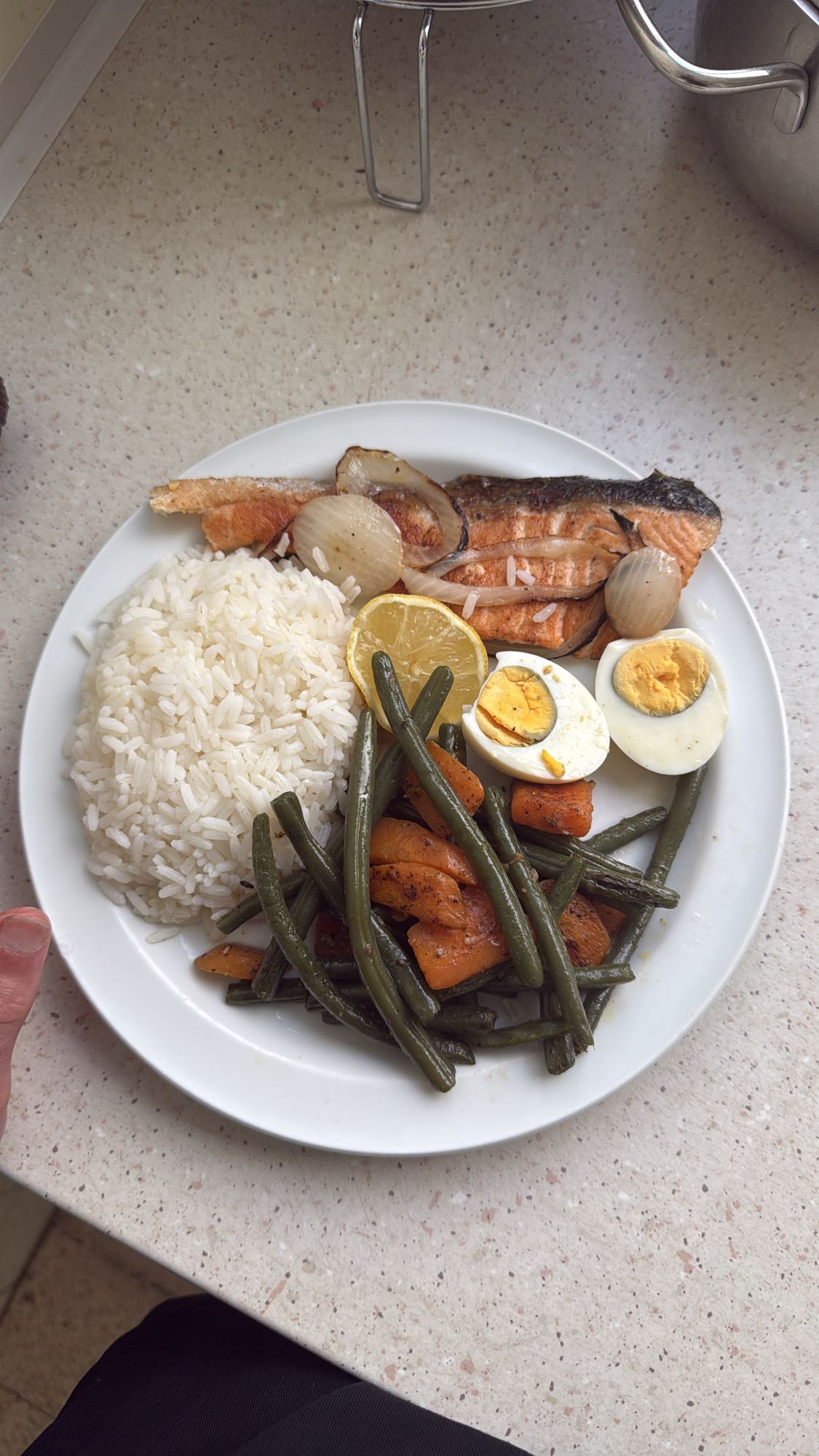 Salmón con arroz y verduras