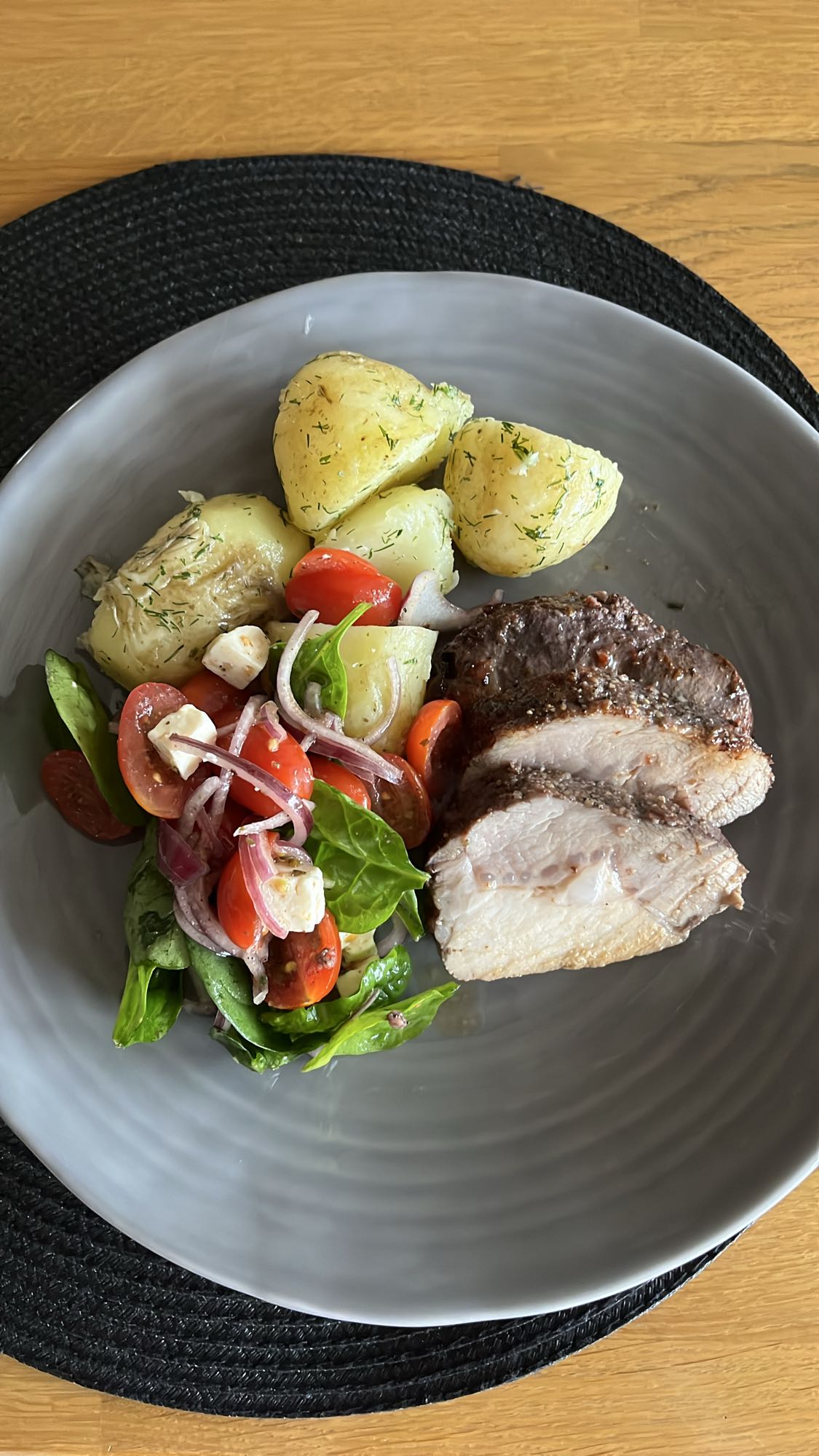 Fläskkött med potatis och sallad