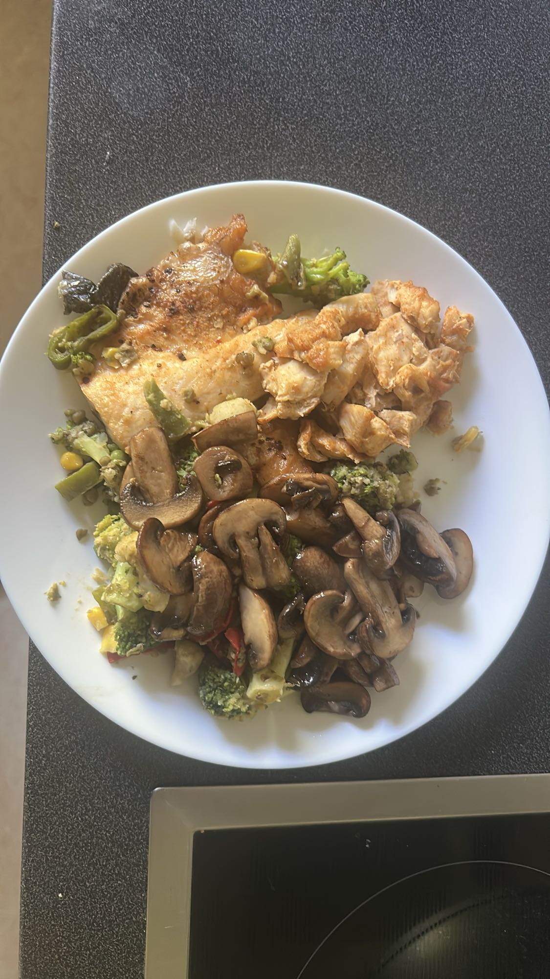 Pollo con verduras salteadas