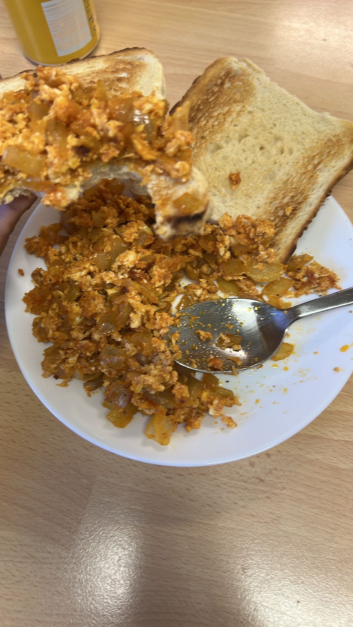 Äggröra med lök och toast