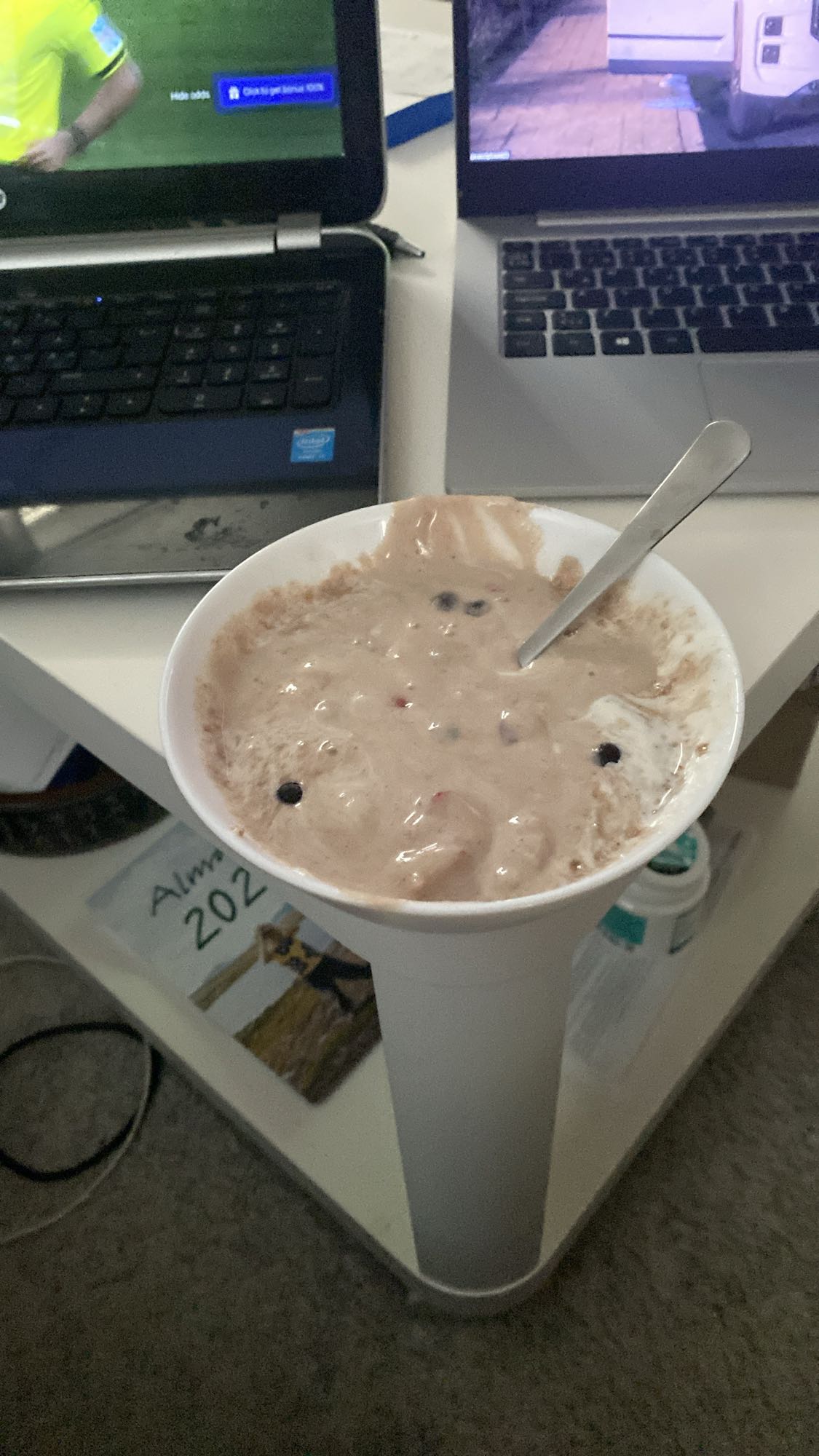 Kvarg med proteinpulver och bär