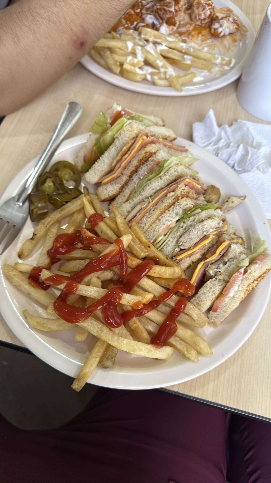 Club sándwich con papas