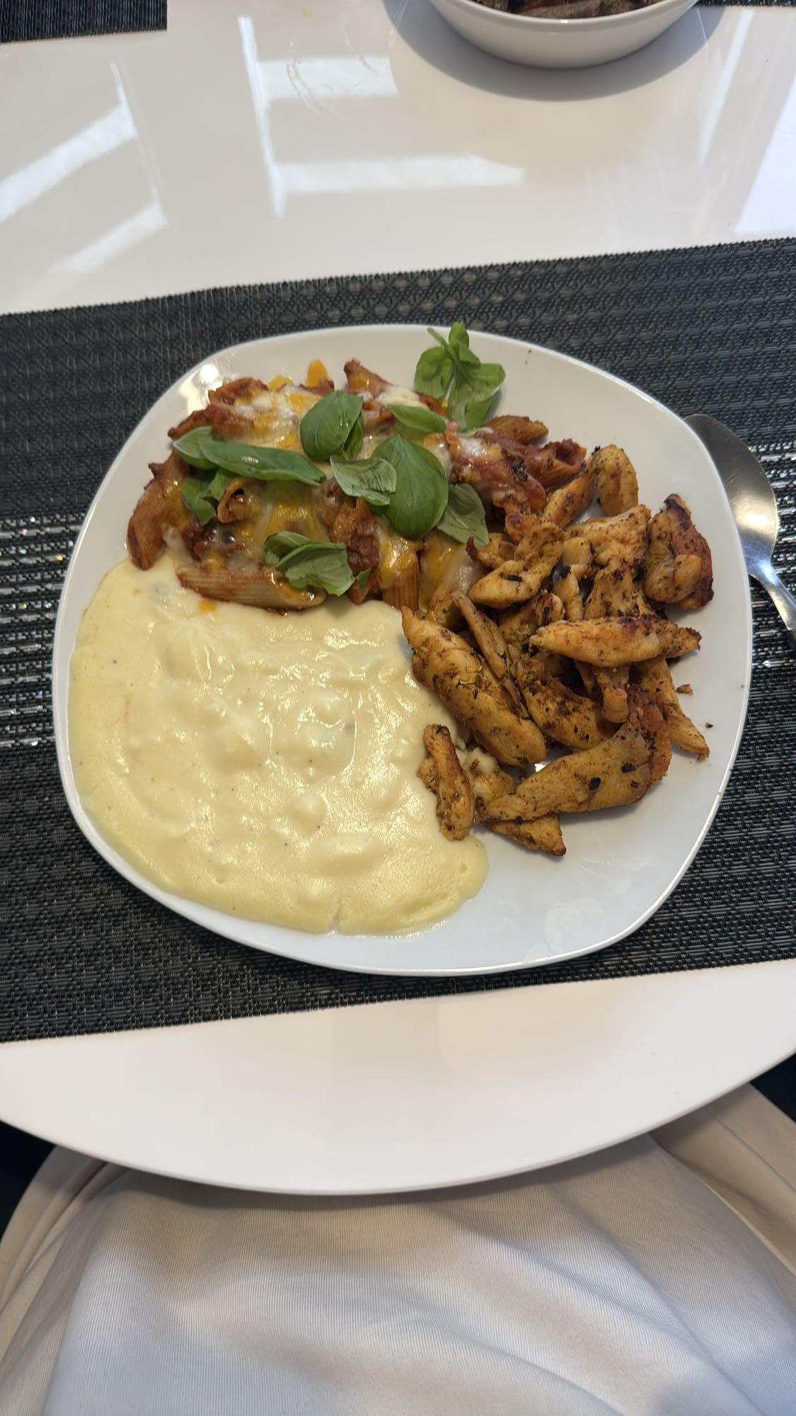 Kylling mit Kartoffelbrei und Vollkornnudeln