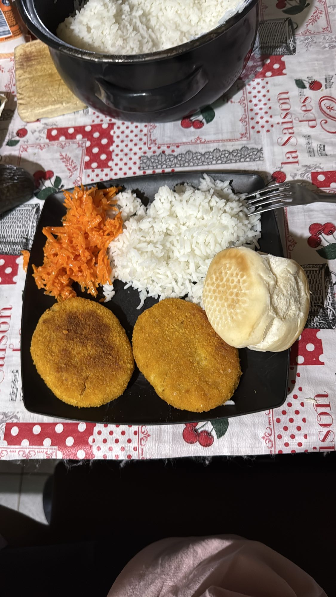 Arroz con croquetas y pan