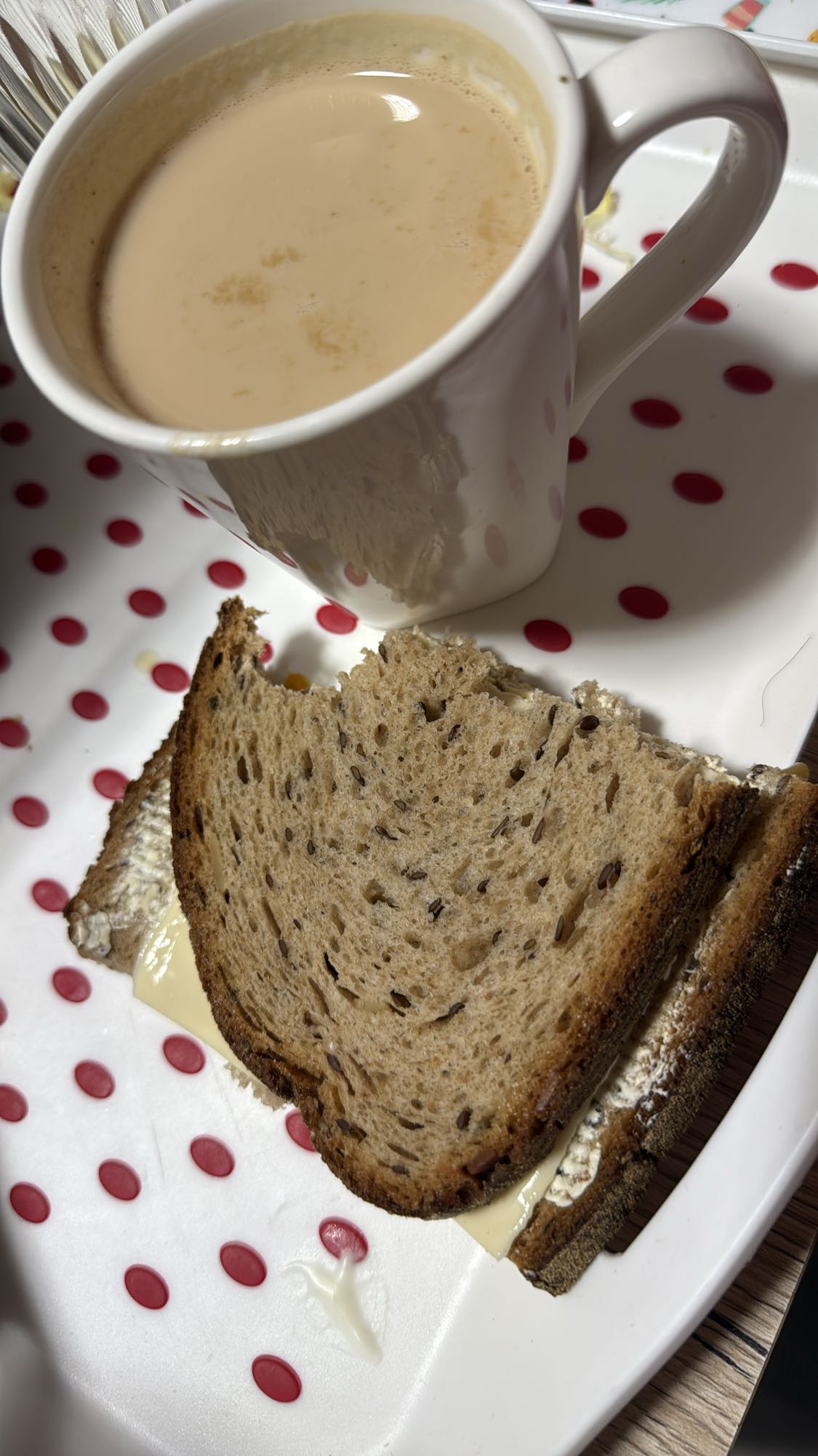 Sandwich mit Käse und Tee