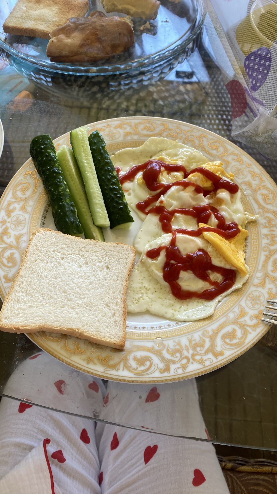 Яичница с огурцом и хлебом