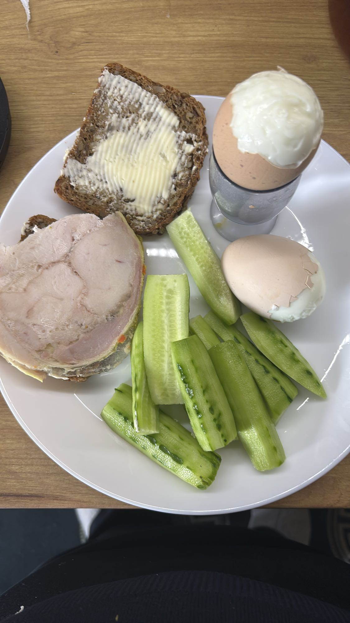 Jajka, chleb, ogórek