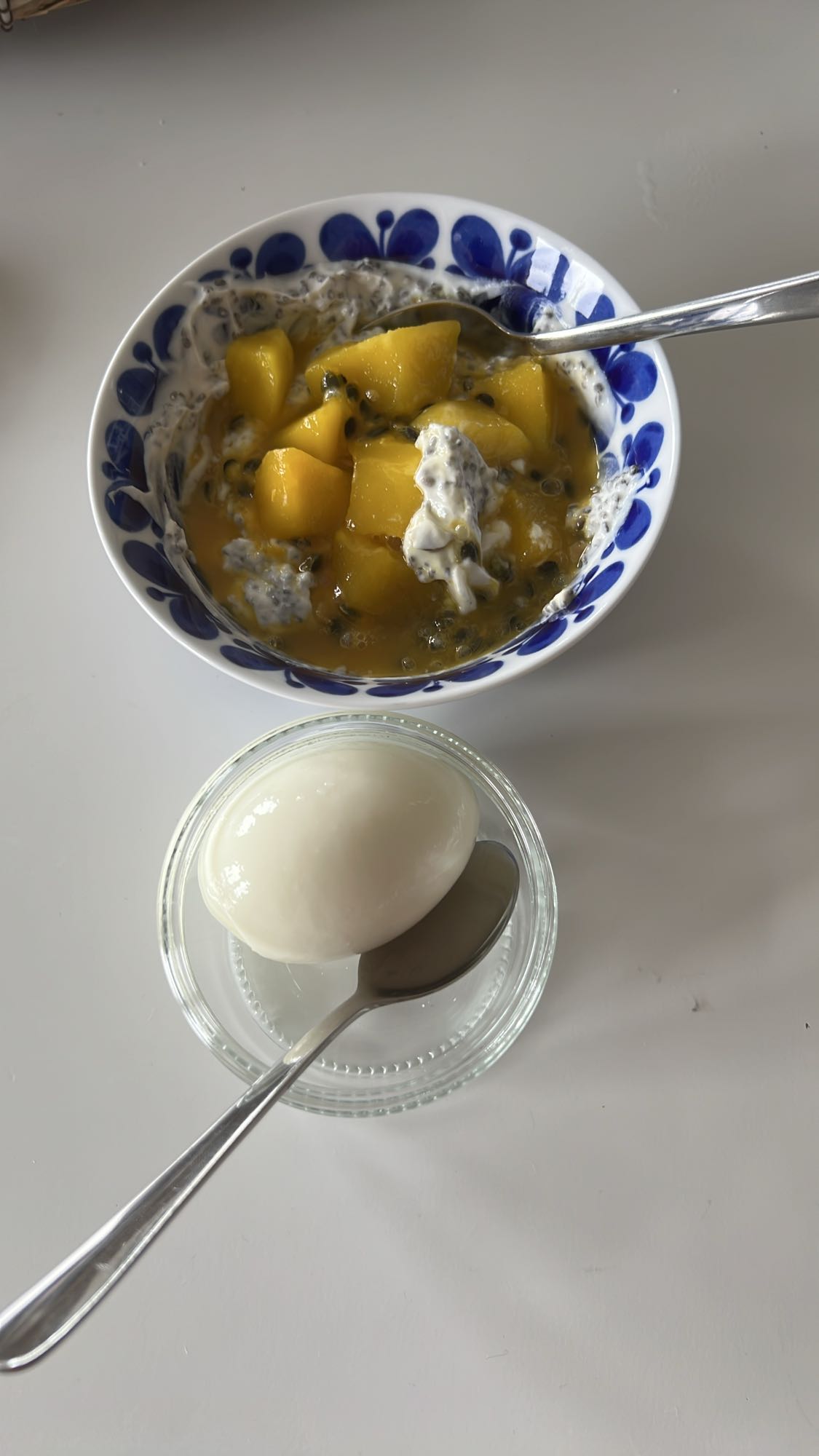 Yoghurt med frukt och ägg
