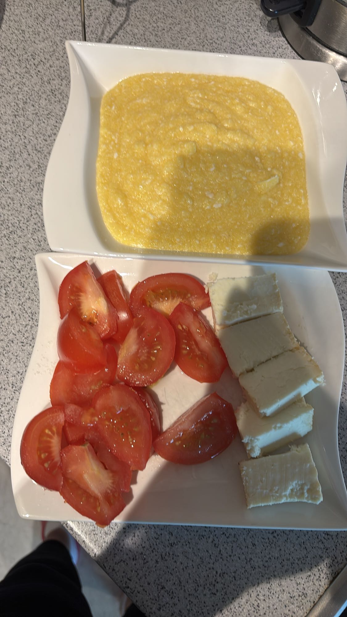 Mămăligă cu brânză și roșii