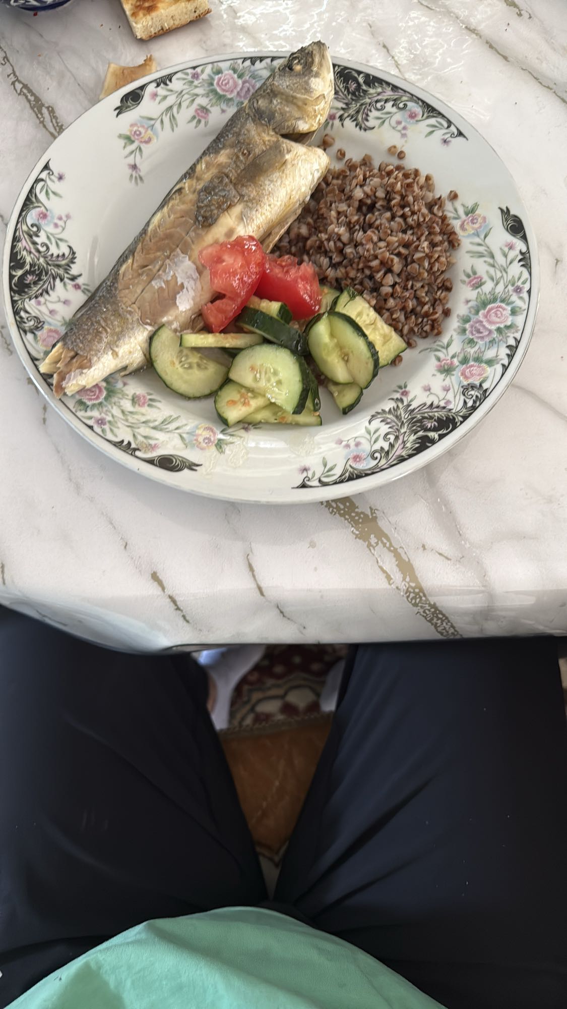 Рыба с гречкой и салатом