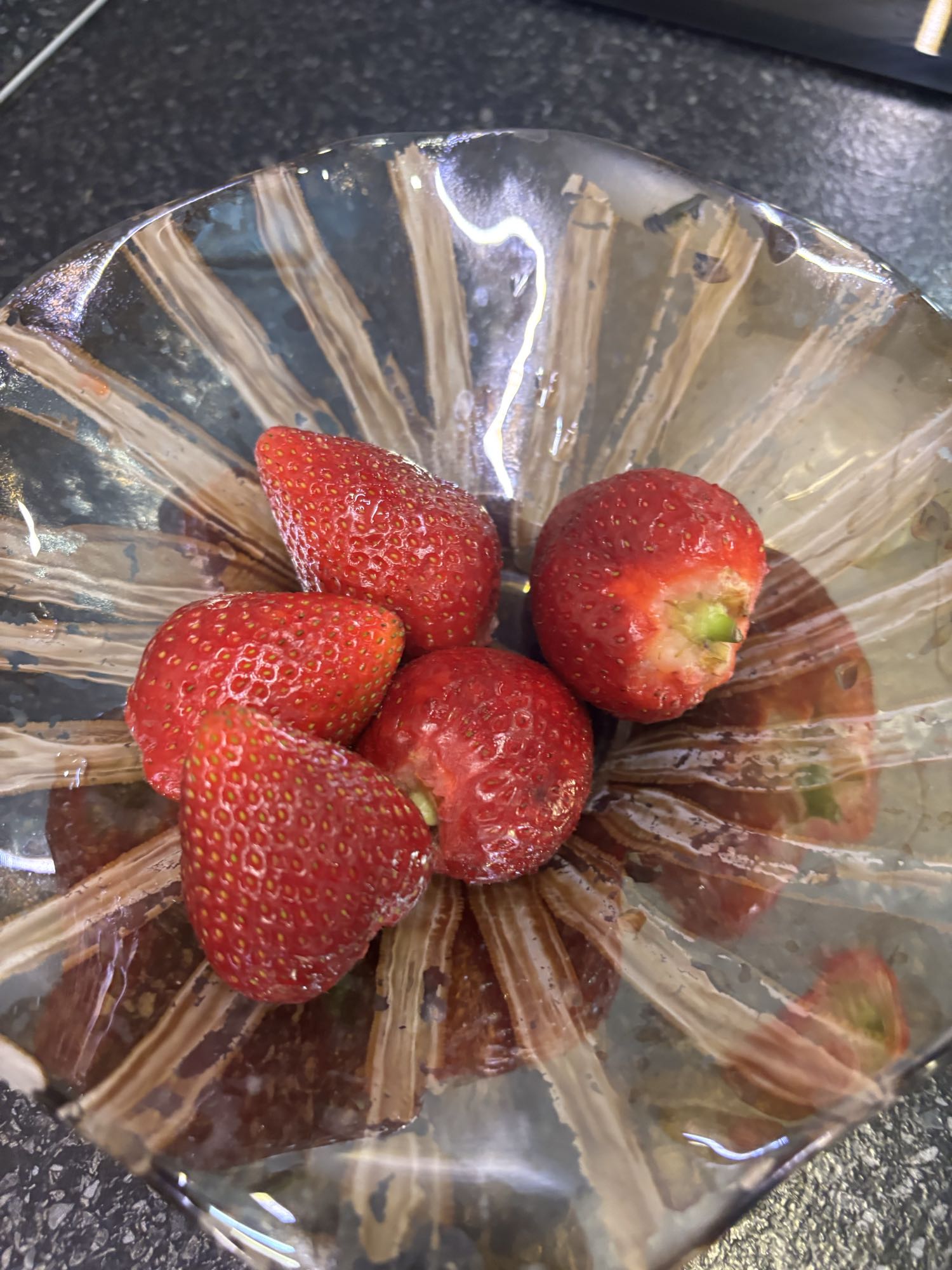 Клубника в миске