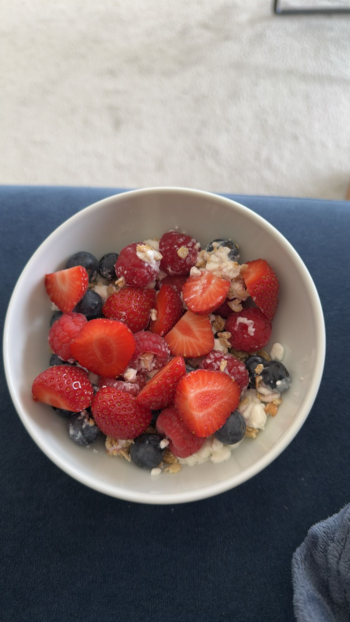 Bär och keso frukostskål