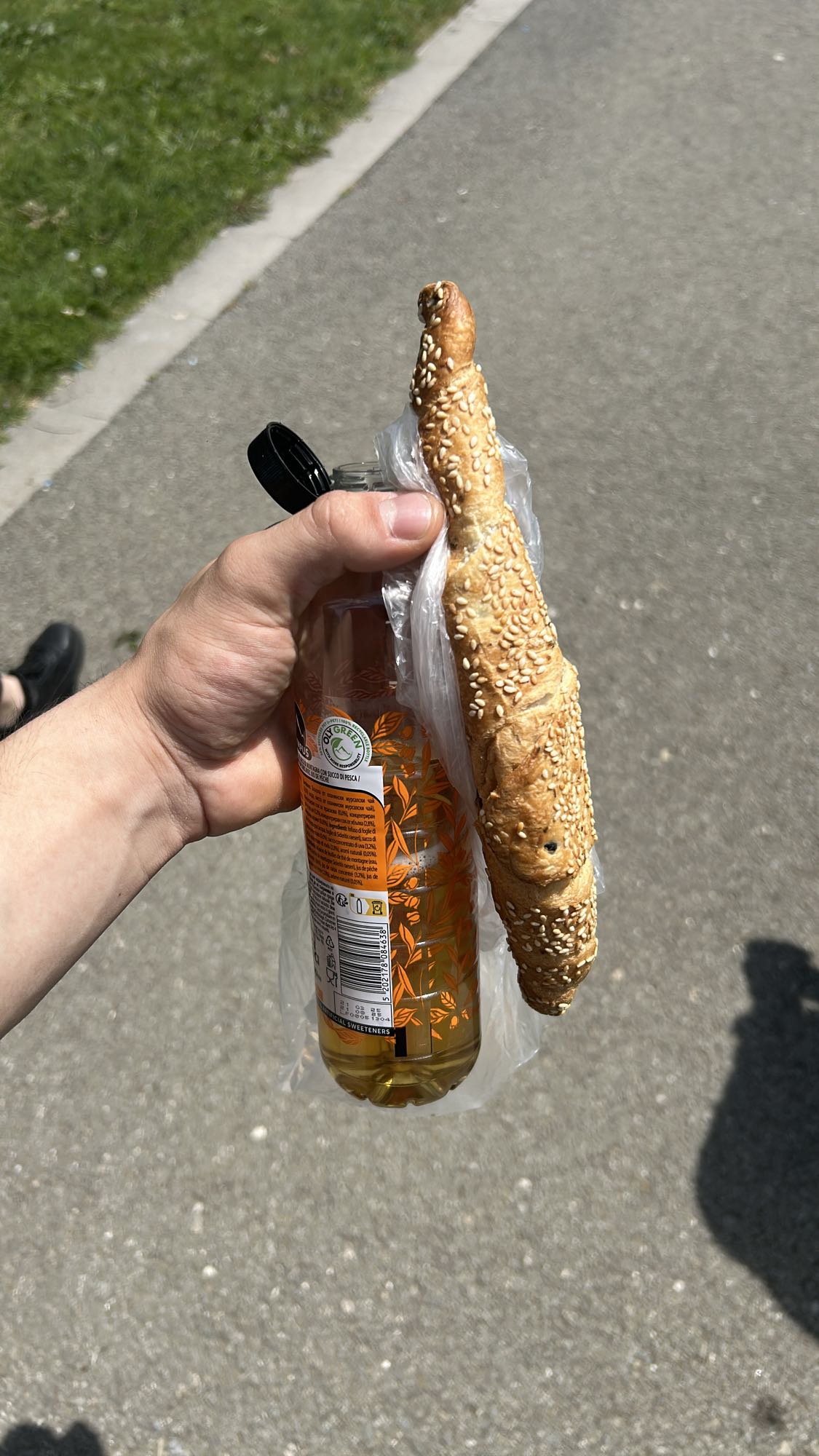 Sesame breadstick and iced tea