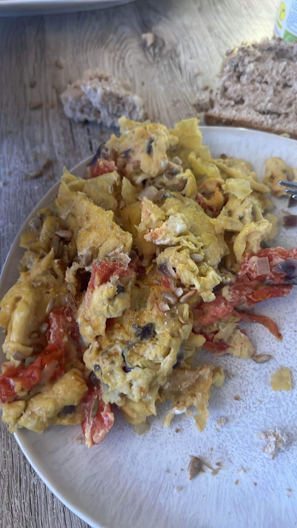 Rührei mit Gemüse und Brot