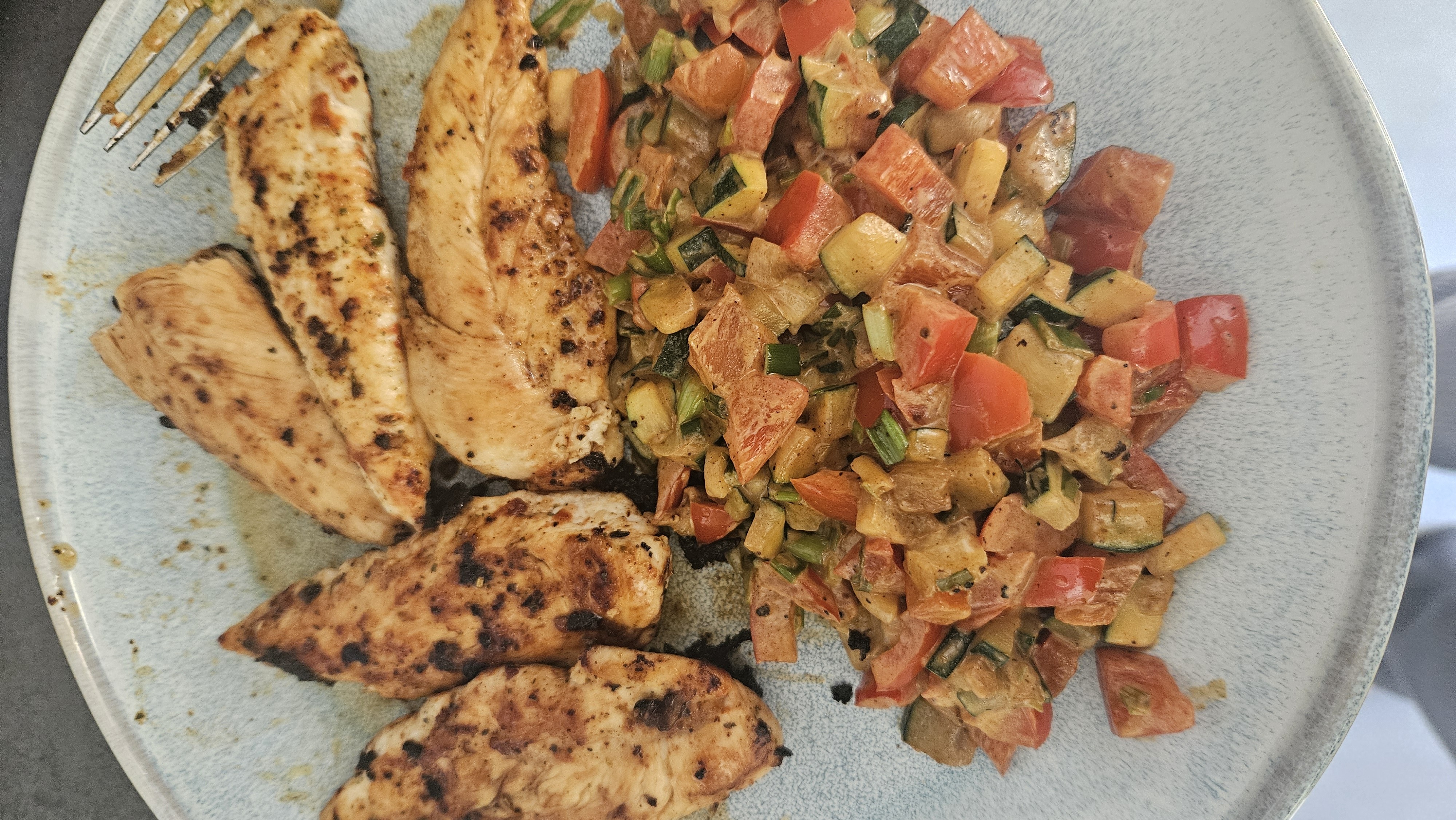 Gebratene Hähnchenbrustfilets mit Gemüse