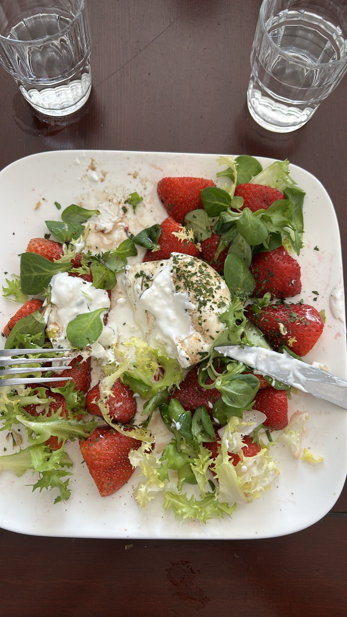 Salade fraises burrata