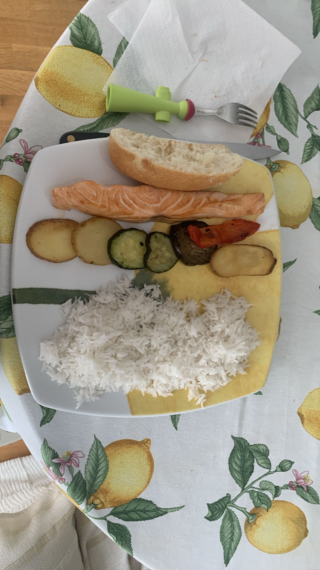 Salmón con arroz y verduras